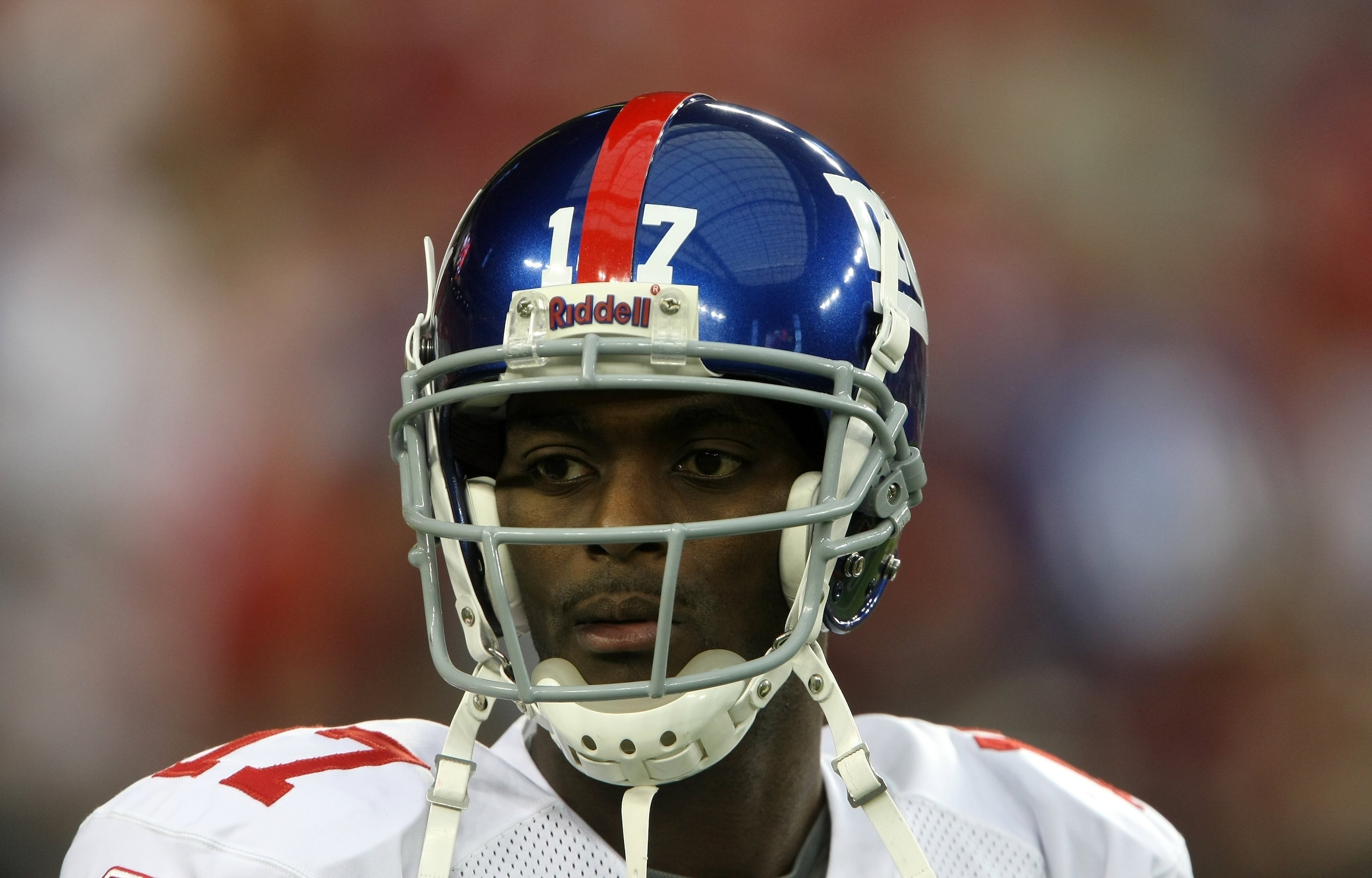GLENDALE, AZ - NOVEMBER 23:  Wide receiver Plaxico Burress #17 of the New York Giants warms up for the game with the Arizona Cardinals on November 23, 2008 at University of Phoenix Stadium in Glendale, Arizona. The Giants won 37-29.  (Photo by Stephen Dun