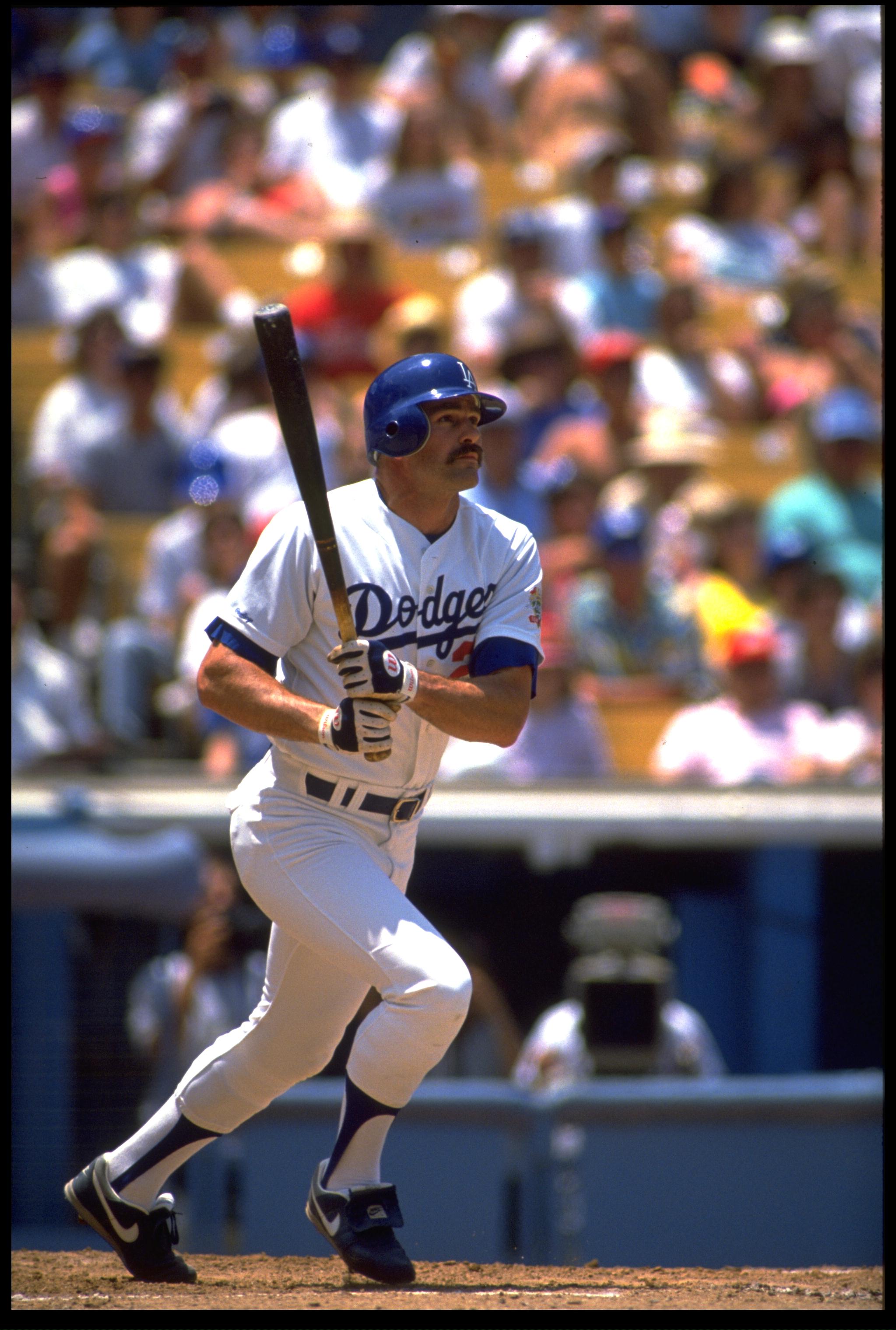 KIRK GIBSON, OUTFIELDER FOR THE LOS ANGELES DODGERS, BATS DURING THE 1990 SEASON AT DODGER STADIUM IN LOS ANGELES, CALIFORNIA. MANDATORY CREDIT: KEN LEVINE/ALLSPORT