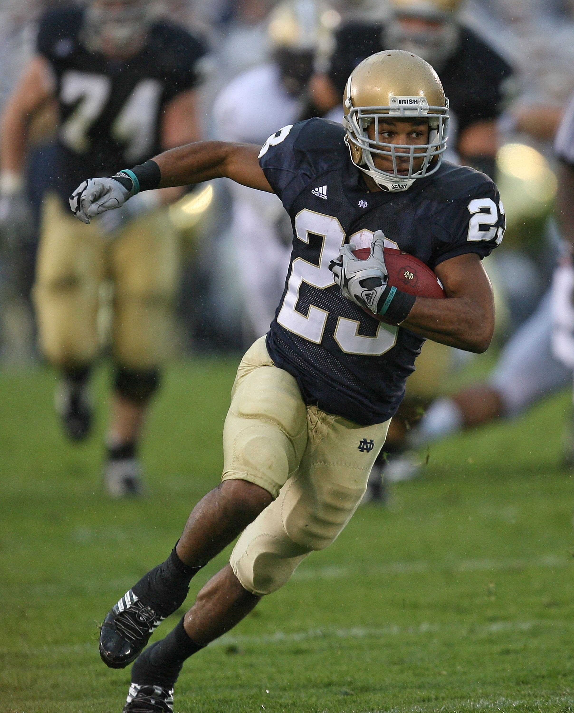 SOUTH BEND, IN - OCTOBER 03: Golden Tate #23 of the Notre Dame Fighting Irish runs against the Washington Huskies on his way to a 67 yard touchdown on October 3, 2009 at Notre Dame Stadium in South Bend, Indiana. (Photo by Jonathan Daniel/Getty Images)