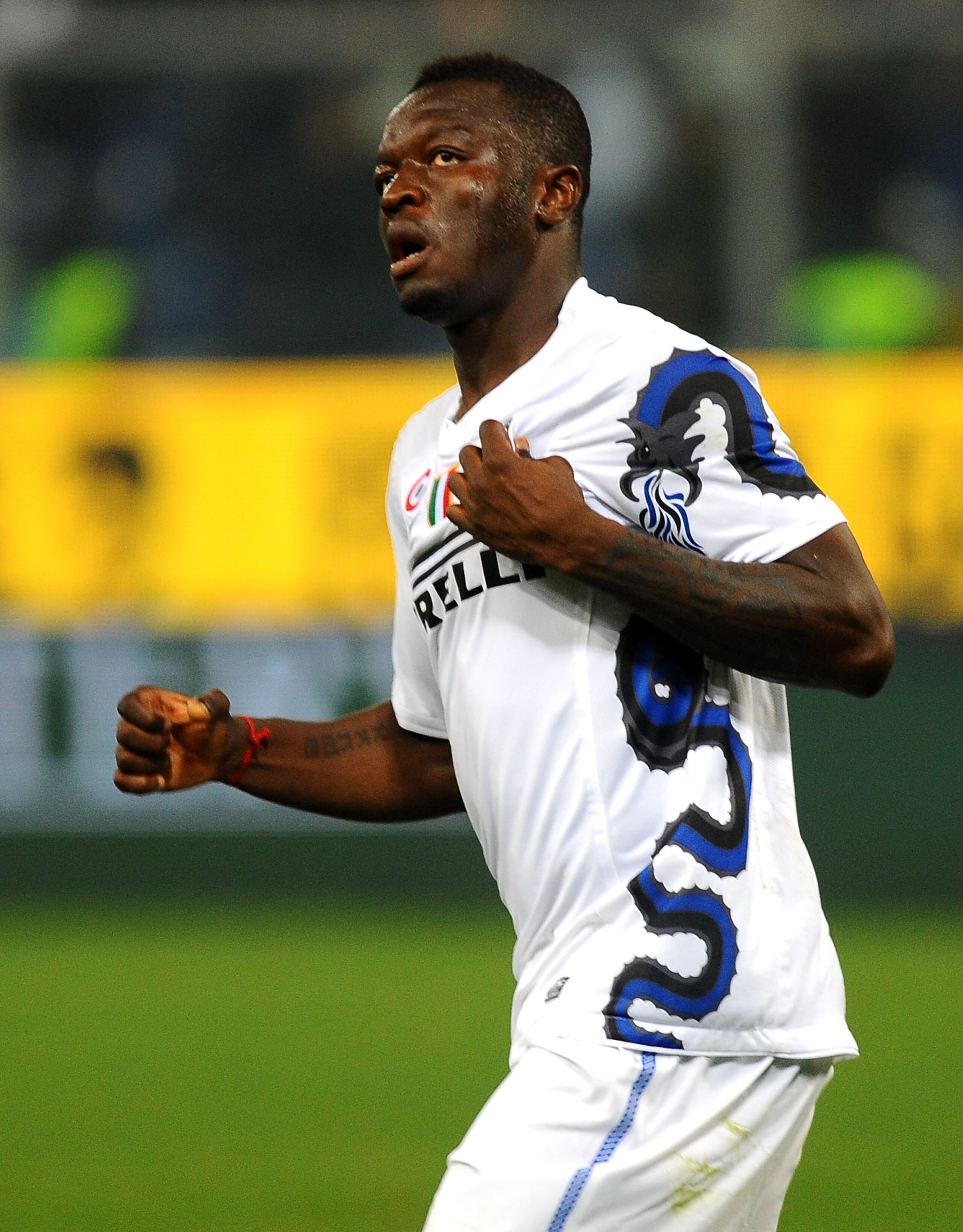 GENOA, ITALY - OCTOBER 29: Sulley Ali Muntari of FC Internazionale Milano celebrates scoring his team's opening goal during the Serie A match between Genoa CFC  and FC Inter Milan at Stadio Luigi Ferraris on October 29, 2010 in Genoa, Italy.  (Photo by Ma