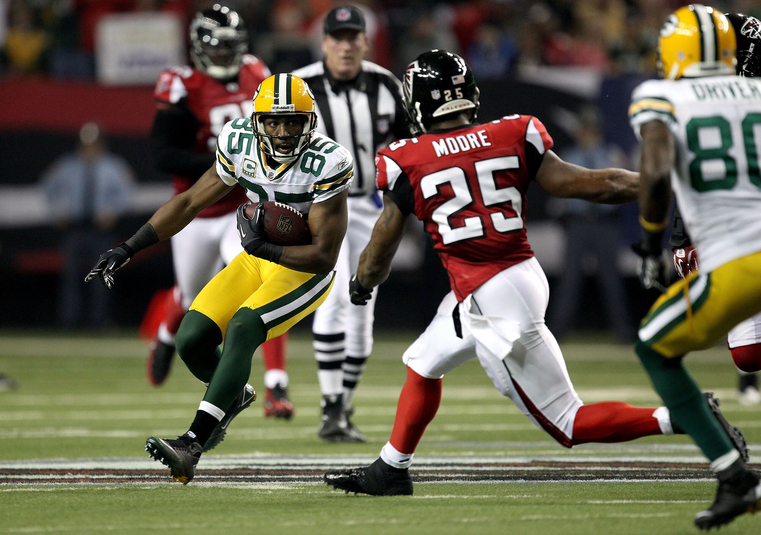 ATLANTA, GA - JANUARY 15:  Greg Jennings #85 of  the Green Bay Packers runs for yards after the catch against the Atlanta Falcons during their 2011 NFC divisional playoff game at Georgia Dome on January 15, 2011 in Atlanta, Georgia. The Packers won 48-21.