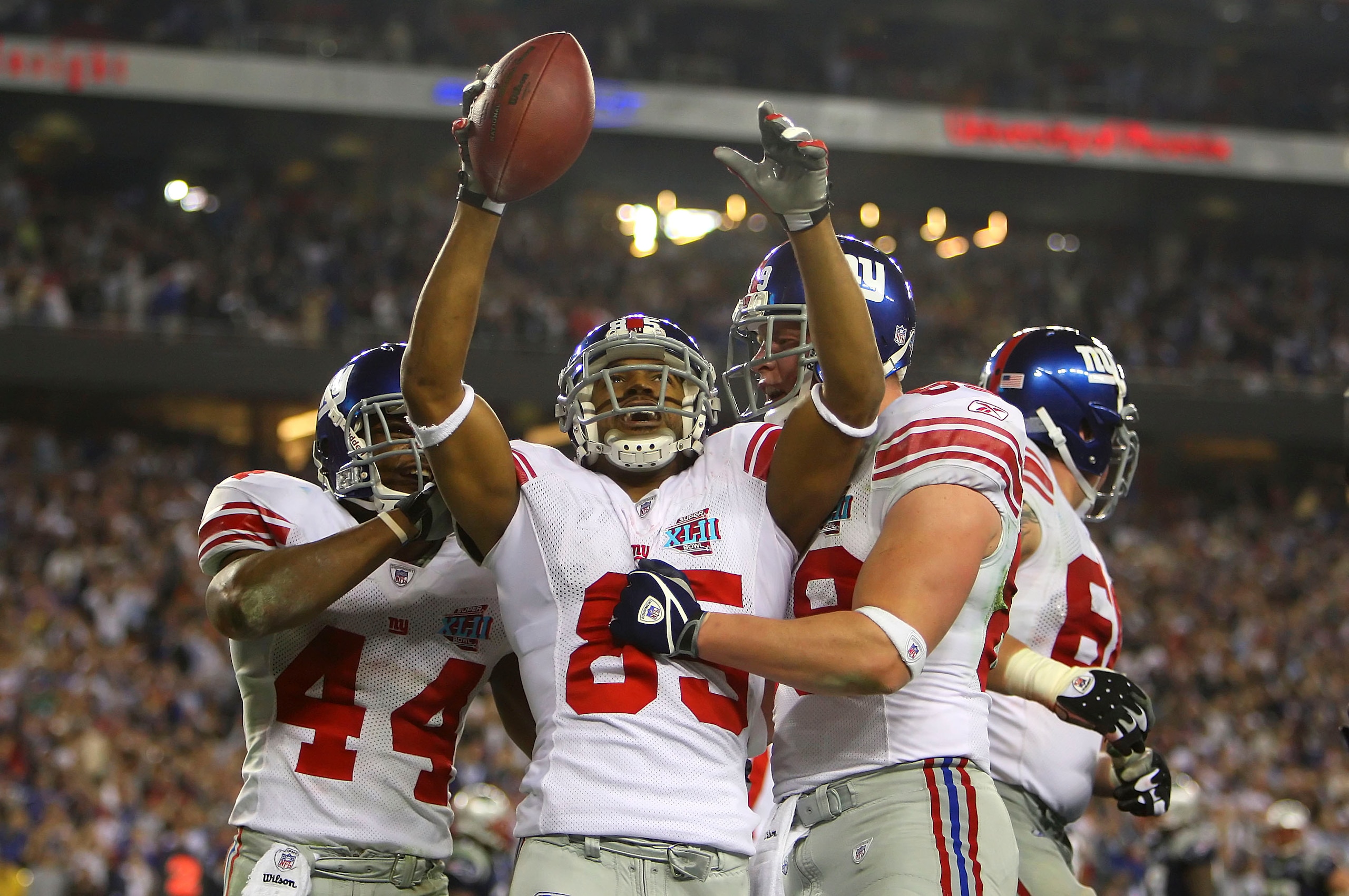 GLENDALE, AZ - FEBRUARY 03:  David Tyree #85 of the New York Giants celebrates his five-yard touchdown reception with teammates Kevin Boss #89 and Ahmad Bradshaw #44 in the fourth quarter against the New England Patriots during Super Bowl XLII on February