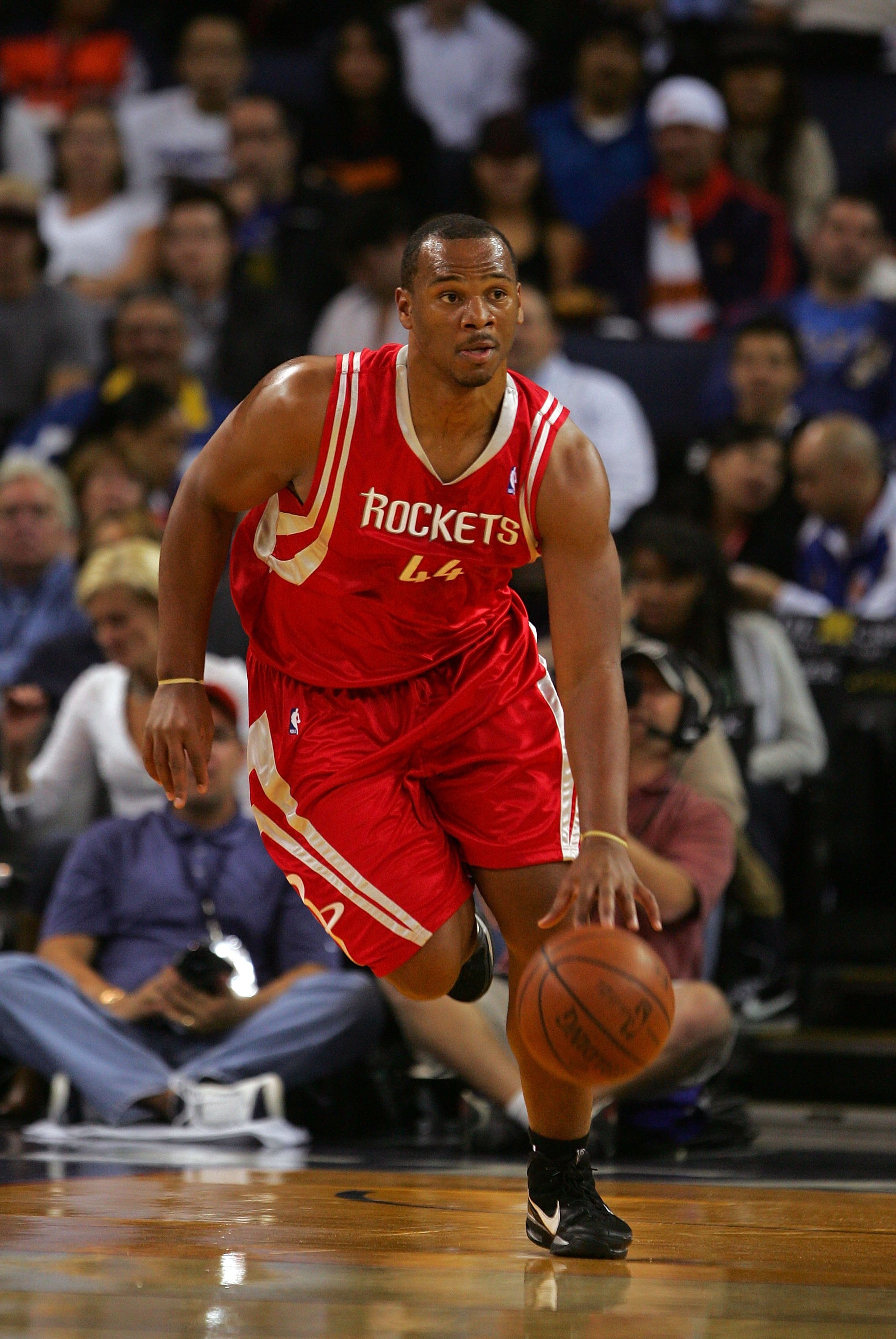 OAKLAND, CA - OCTOBER 28:  Chuck Hayes #44 of the Houston Rockets dribbles the ball during their game against the Golden State Warriors at Oracle Arena on October 28, 2009 in Oakland, California.  (Photo by Ezra Shaw/Getty Images)
