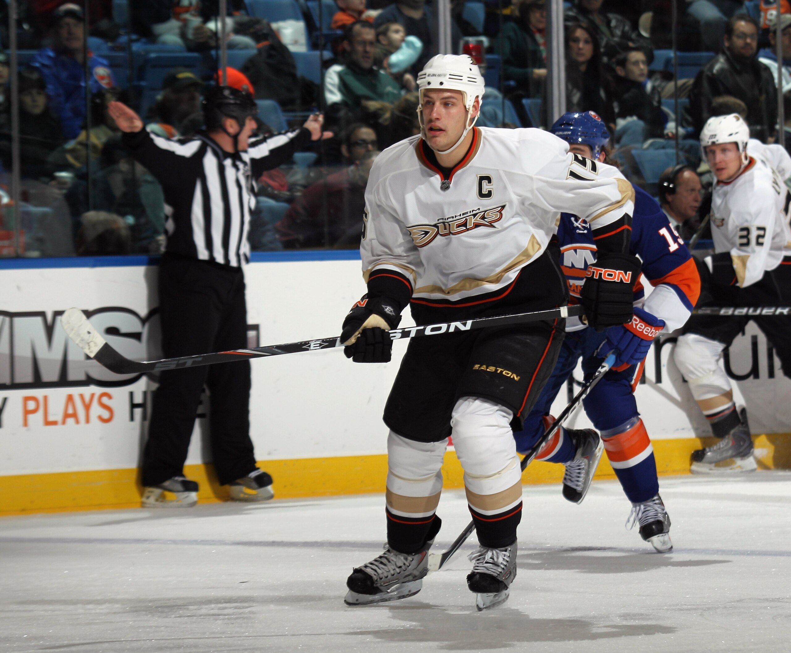 UNIONDALE, NY - DECEMBER 16:  Ryan Getzlaf #15 of the Anaheim Ducks skates against the New York Islanders at the Nassau Coliseum on December 16, 2010 in Uniondale, New York.  (Photo by Bruce Bennett/Getty Images)