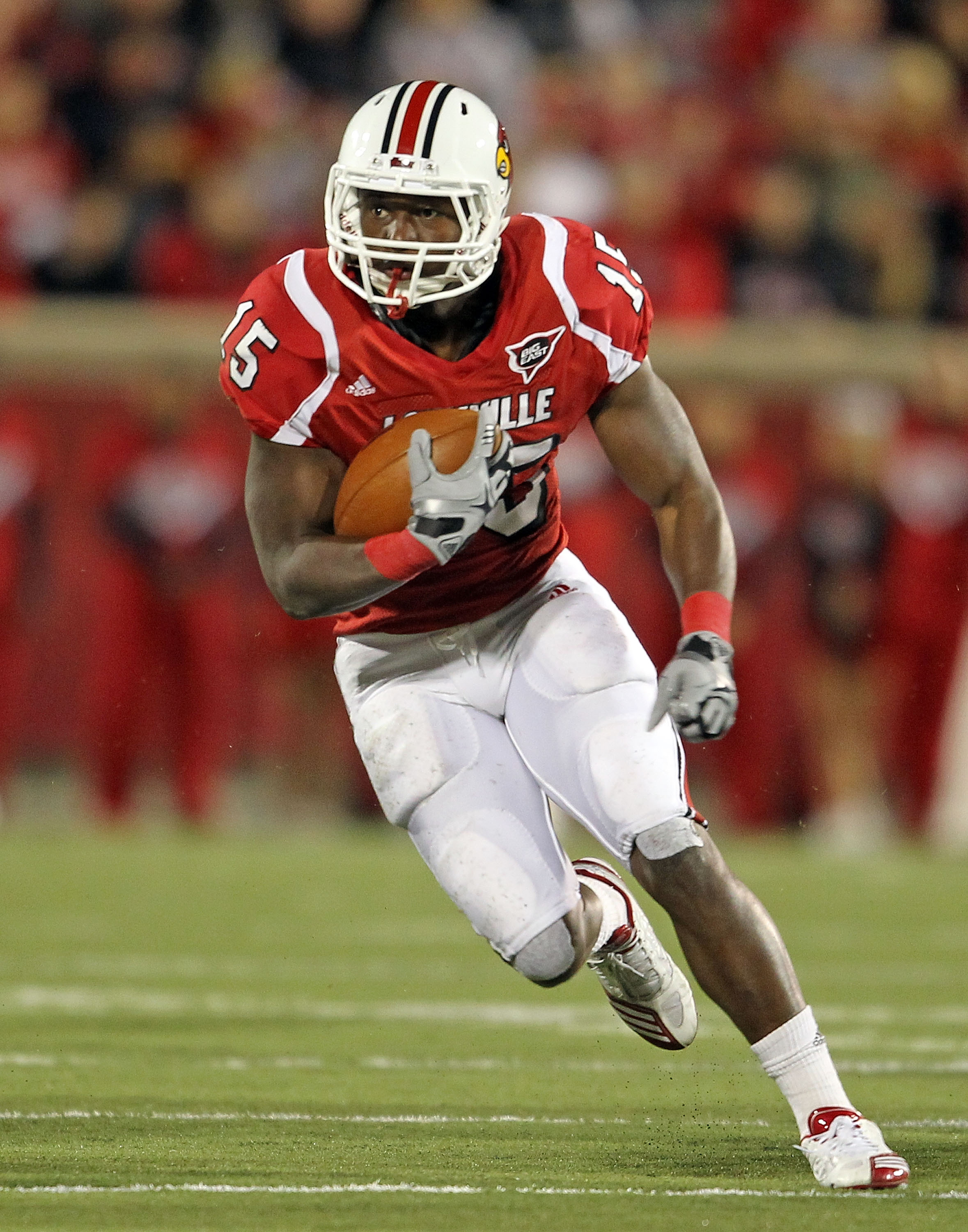 LOUISVILLE, KY - OCTOBER 15:  Bilal Powell #15 of  the Louisville Cardinals runs with the ball during the Big East Conference game against the Cincinnati Bearcats at Papa John's Cardinal Stadium on October 15, 2010 in Louisville, Kentucky.  (Photo by Andy