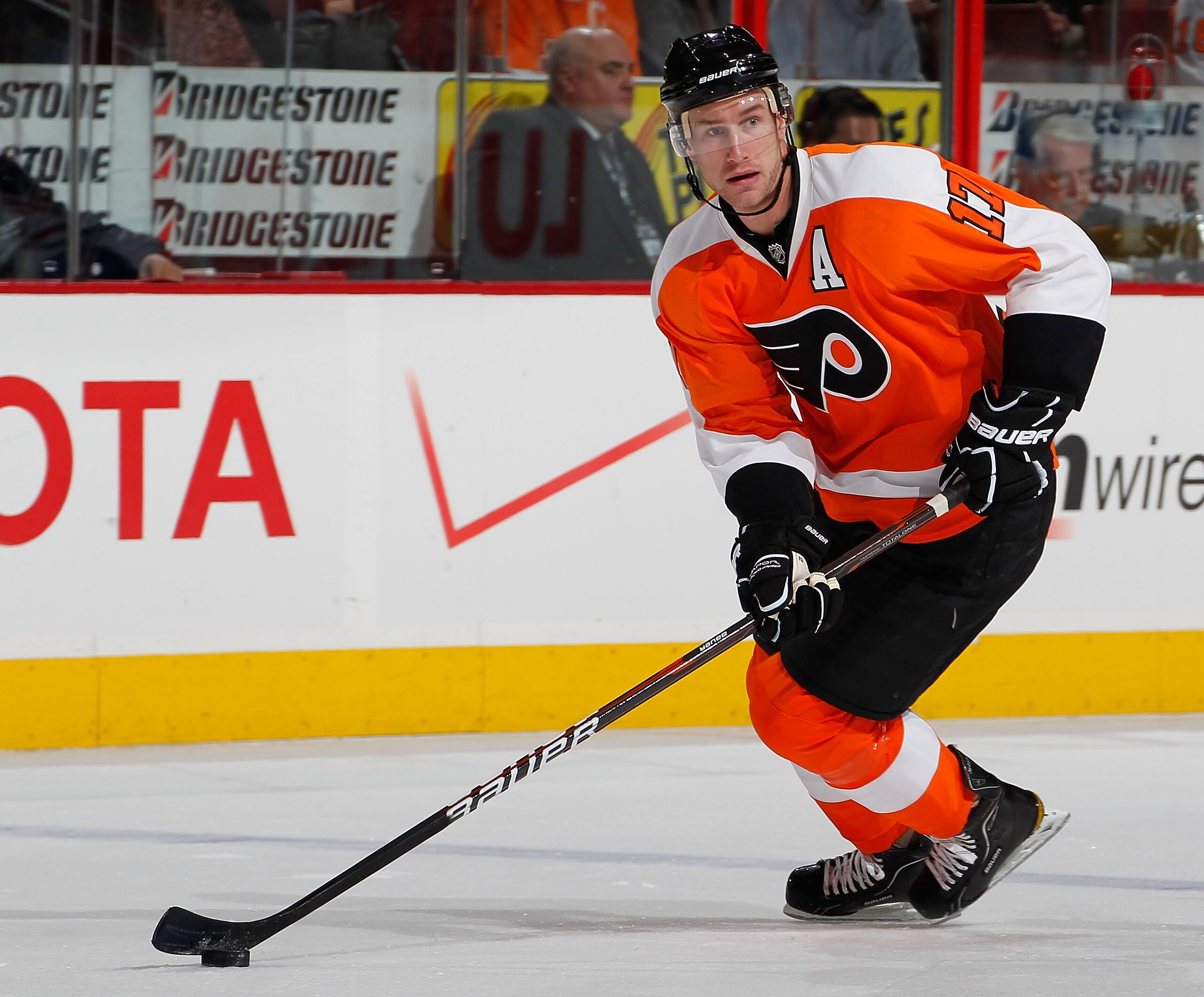 PHILADELPHIA, PA - JANUARY 25:  Jeff Carter #17 of the Philadelphia Flyers skates during an NHL hockey game against the Montreal Canadiens at the Wells Fargo Center on January 25, 2011 in Philadelphia, Pennsylvania.  (Photo by Paul Bereswill/Getty Images)