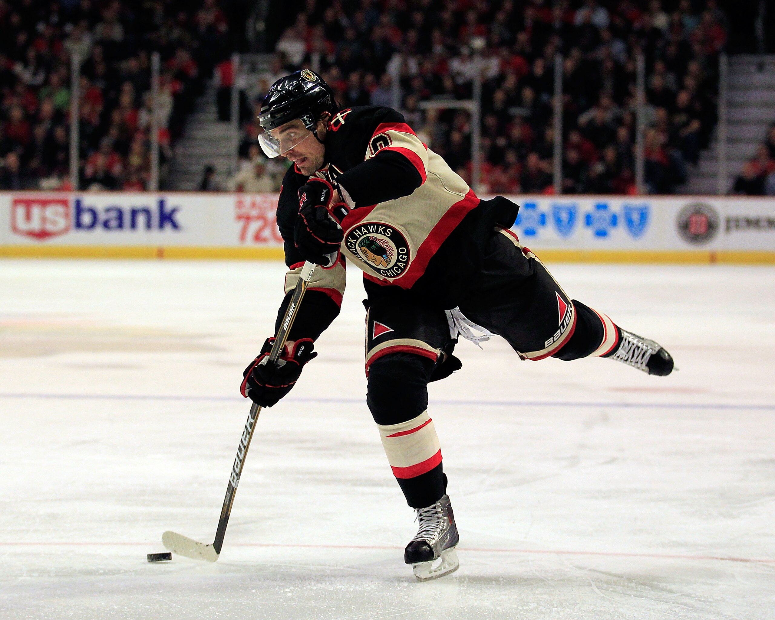 CHICAGO, IL - JANUARY 25: Patrick Sharp #10 of the Chicago Blackhawks shoots the puck against the Minnesota Wild at the United Center on January 25, 2011 in Chicago, Illinois. (Photo by Jonathan Daniel/Getty Images)