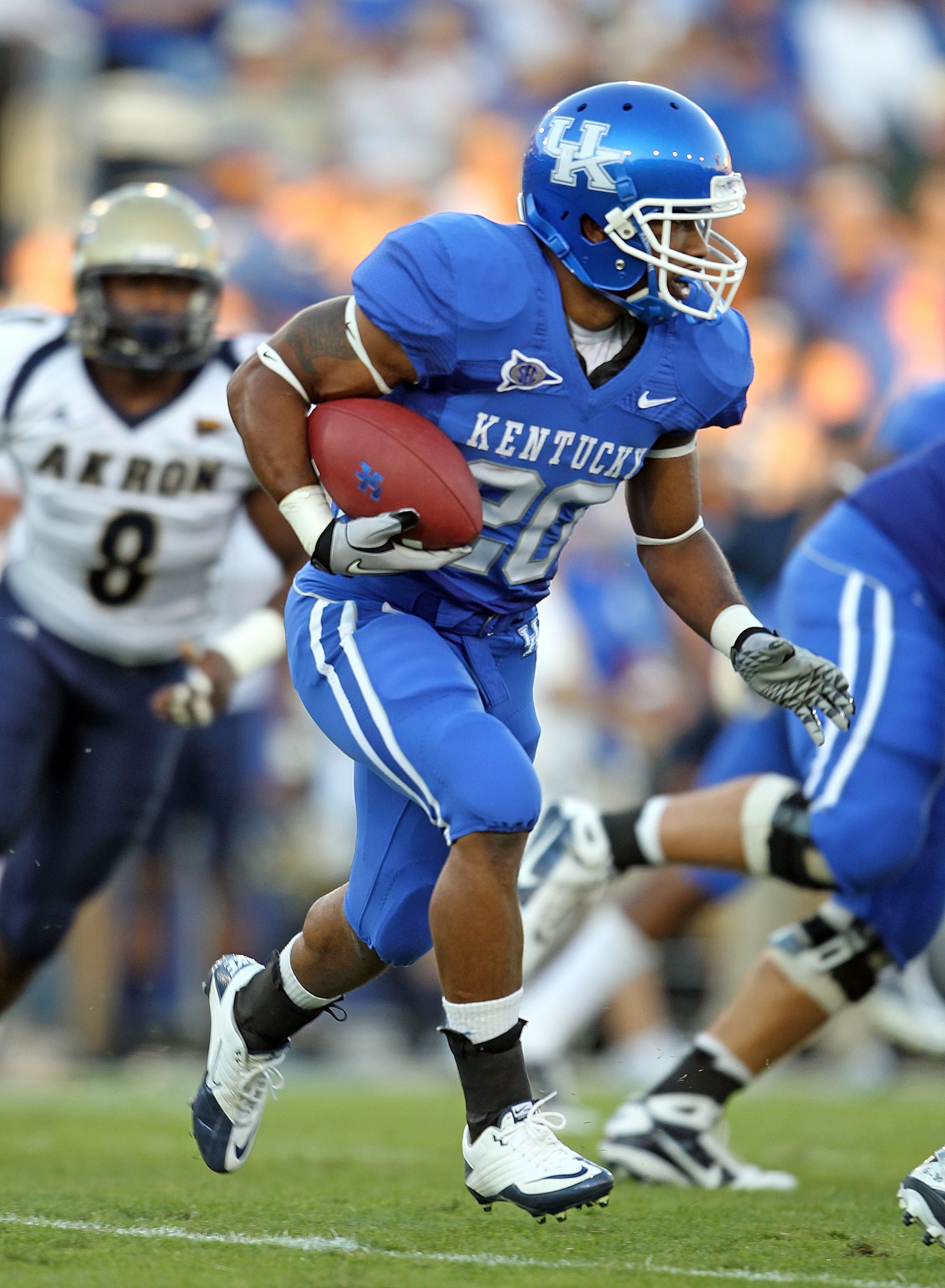LEXINGTON, KY - SEPTEMBER 18:  Derrick Locke #20 of the Kentucky Wildcats runs with the ball during the game against the Akron Zips at Commonwealth Stadium on September 18, 2010 in Lexington, Kentucky.  (Photo by Andy Lyons/Getty Images)
