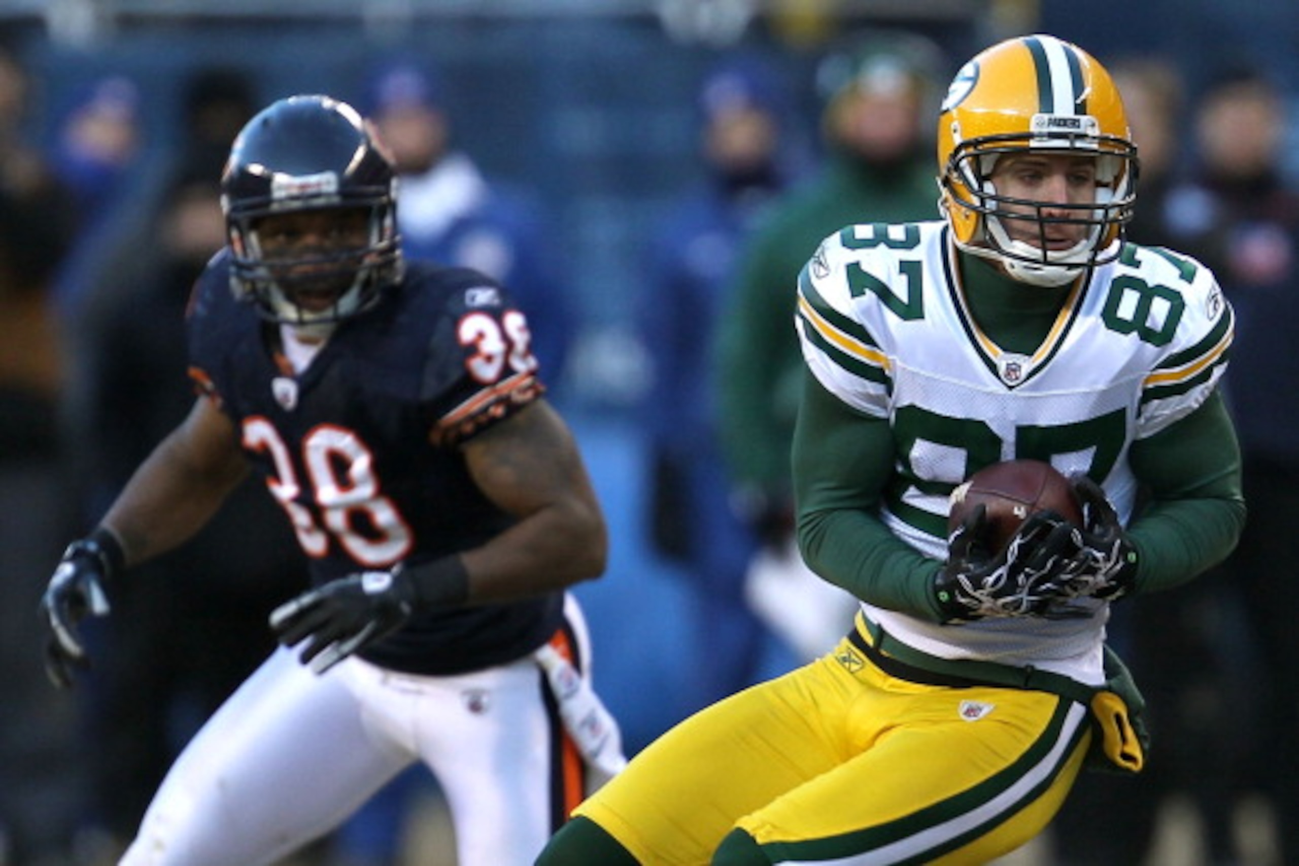 CHICAGO, IL - JANUARY 23:  Wide receiver Jordy Nelson #87 of the Green Bay Packers catches a pass in front of Danieal Manning #38 of the Chicago Bears in the third quarter in the NFC Championship Game at Soldier Field on January 23, 2011 in Chicago, Illin