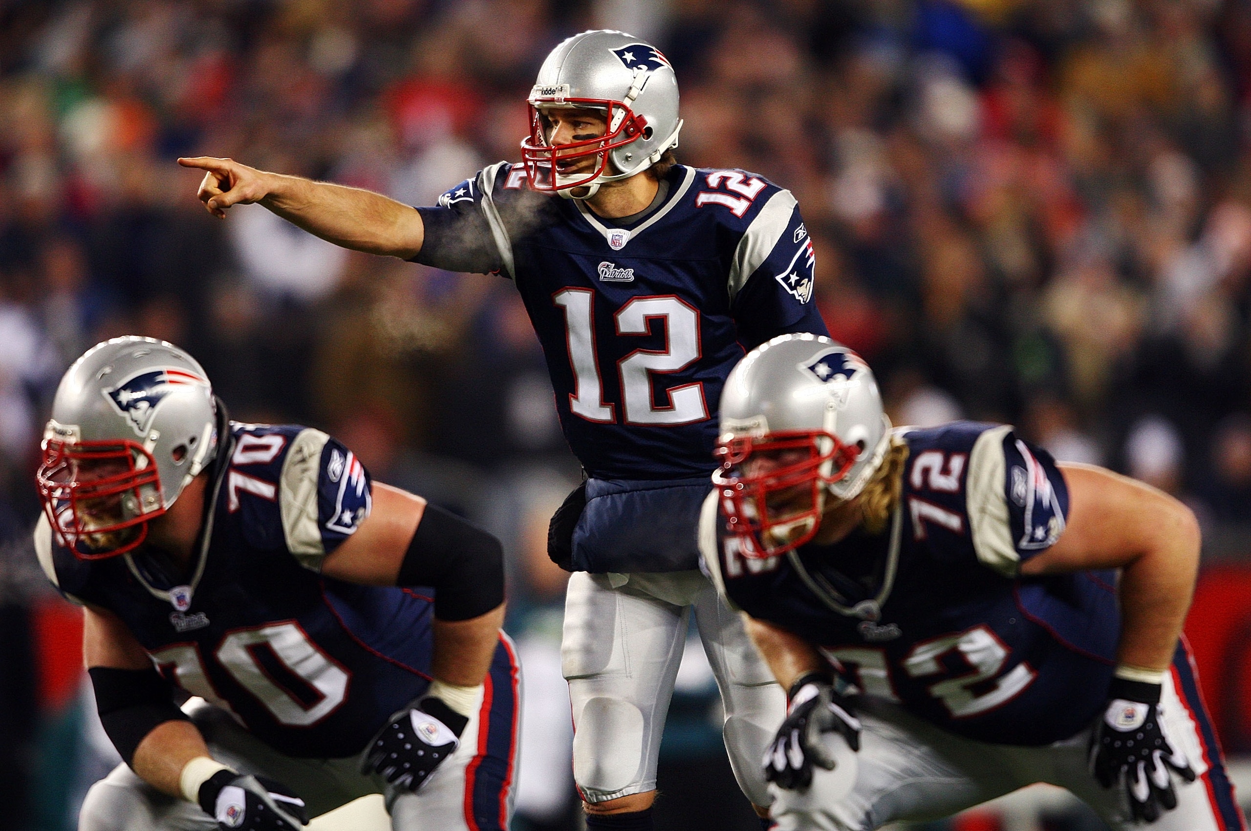 FOXBORO, MA - NOVEMBER 25:  Tom Brady #12 of the New England Patriots calls a play at the line against the Philadelphia Eagles at Gillette Stadium on November 25, 2007 in Foxboro, Massachusetts.  (Photo by Elsa/Getty Images)