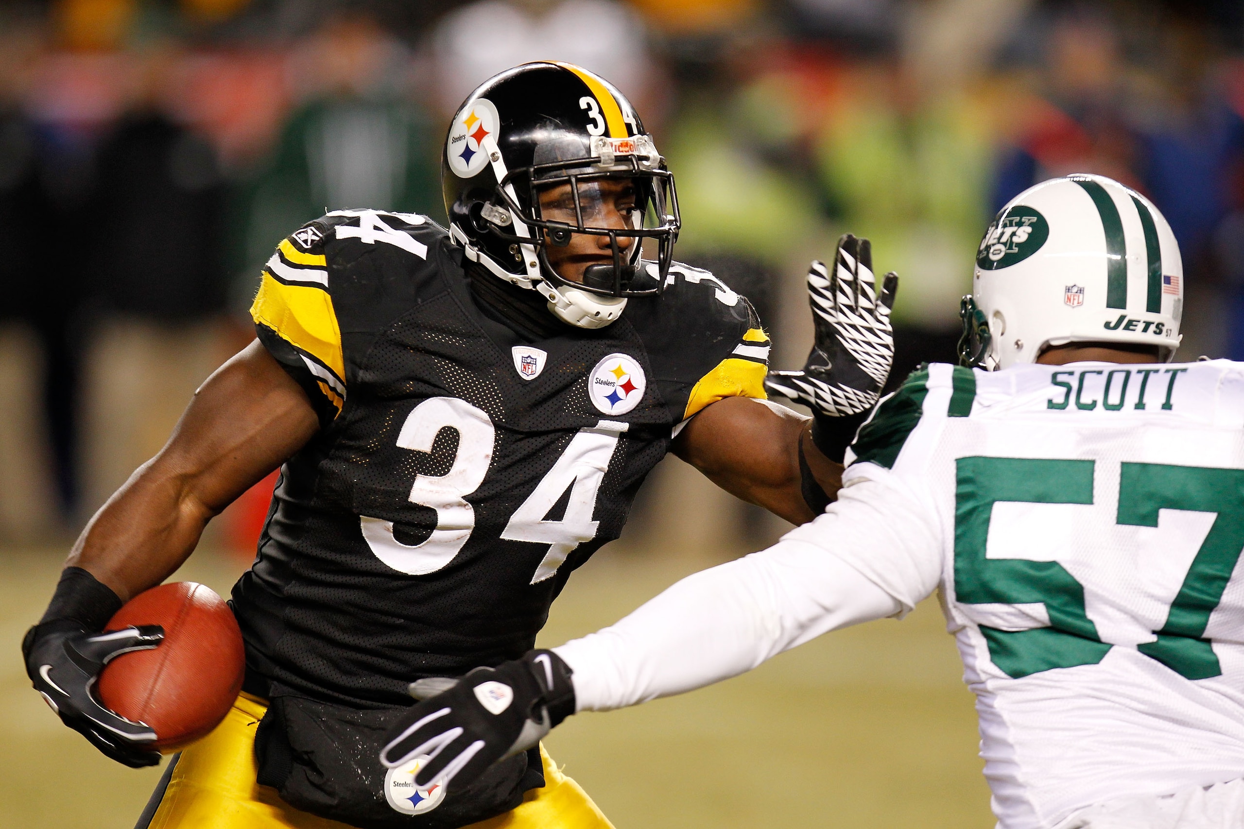 PITTSBURGH, PA - JANUARY 23:  Rashard Mendenhall #34 of the Pittsburgh Steelers runs down field against Bart Scott #57 of the New York Jets during the 2011 AFC Championship game at Heinz Field on January 23, 2011 in Pittsburgh, Pennsylvania. The Steelers