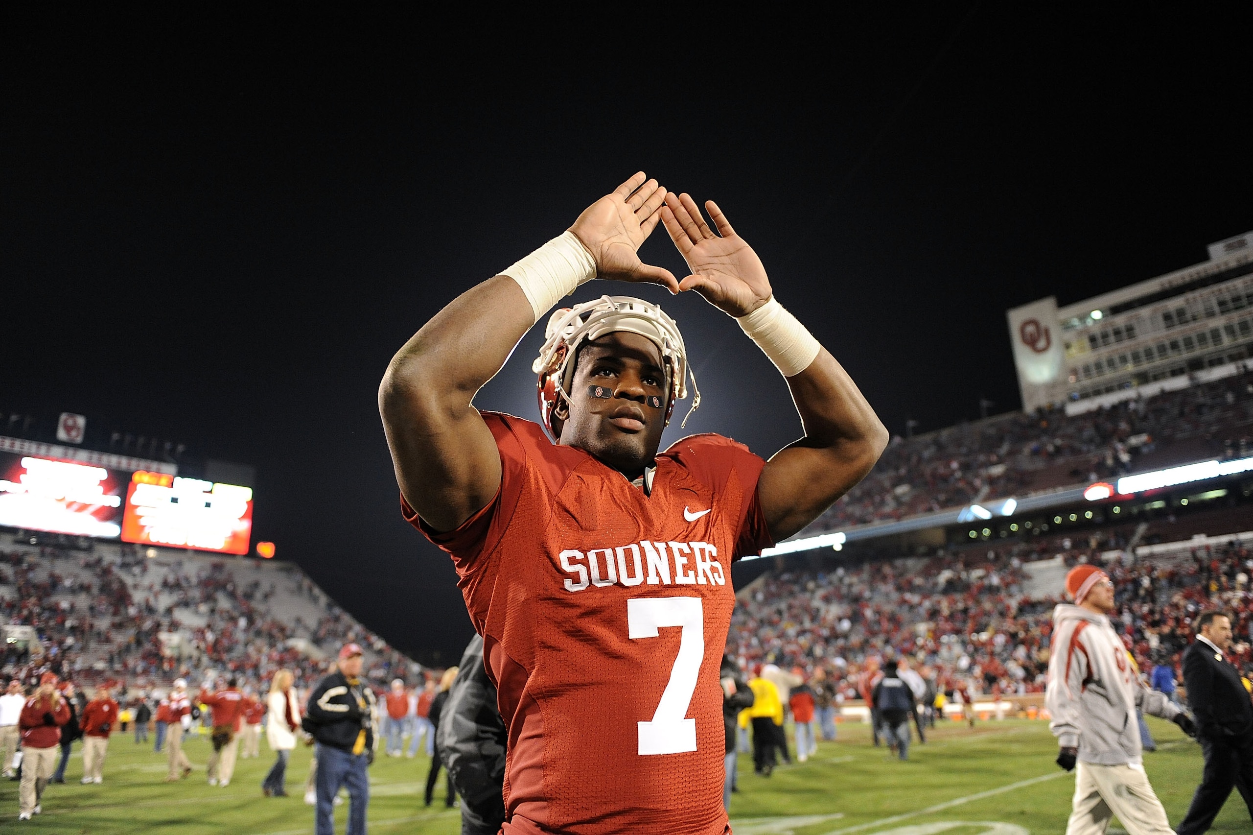 NORMAN, OK - NOVEMBER 22: Running back DeMarco Murray #7 of the Oklahoma Sooners celebrates a 65-21 win against the Texas Tech Red Raiders at Memorial Stadium on November 22, 2008 in Norman, Oklahoma. (Photo by Ronald Martinez/Getty Images) NORMAN, OK - NOVEMBER 22: Running back DeMarco Murray #7 of the Oklahoma Sooners celebrates a 65-21 win against the Texas Tech Red Raiders at Memorial Stadium on November 22, 2008 in Norman, Oklahoma. (Photo by Ronald Martinez/Getty Images)