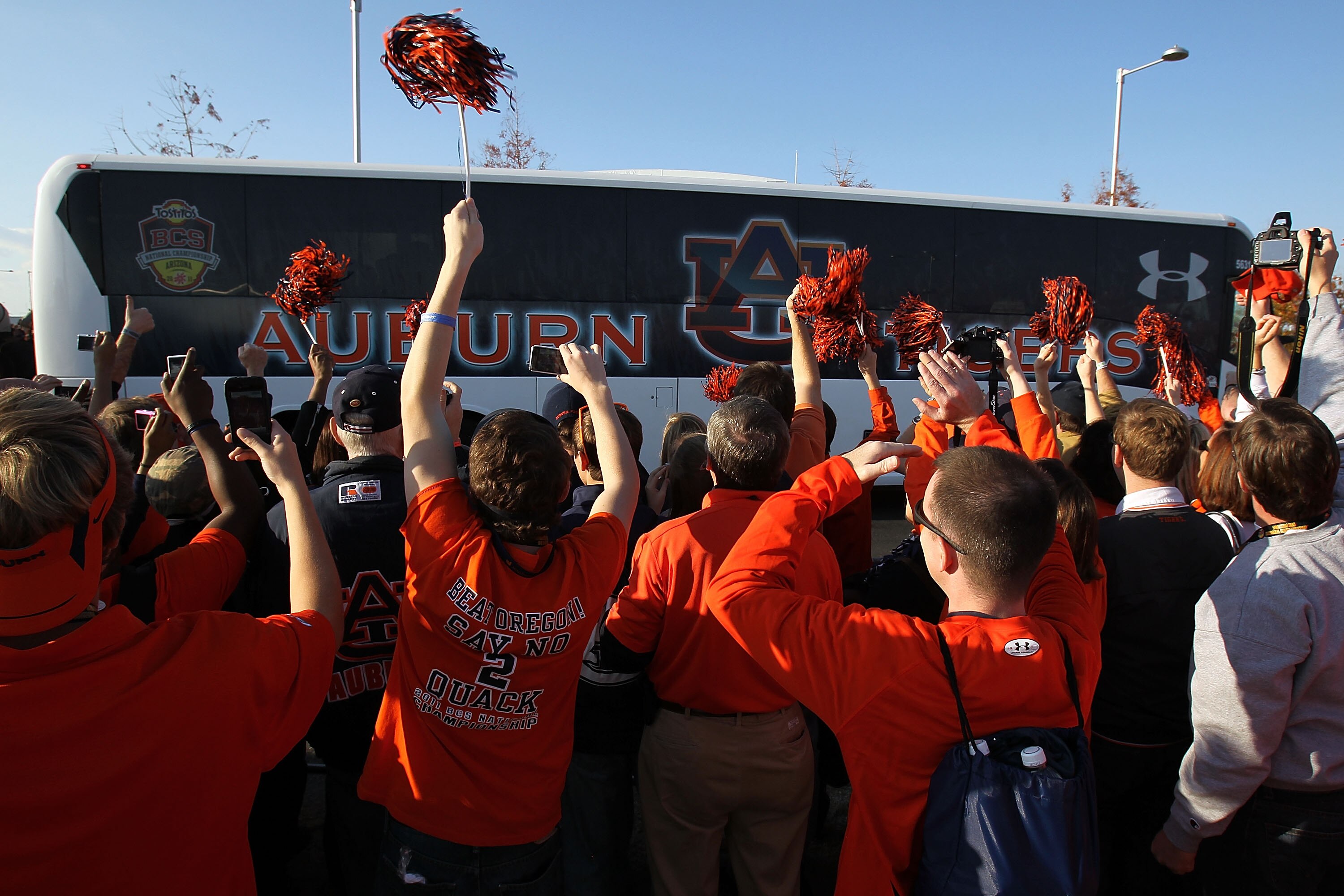 GLENDALE, AZ - JANUARY 10:  Fans cheer as the Auburn Tigers team bus arrives for the Tostitos BCS National Championship Game between the Tigers and Oregon Ducks at University of Phoenix Stadium on January 10, 2011 in Glendale, Arizona.  (Photo by Ronald M