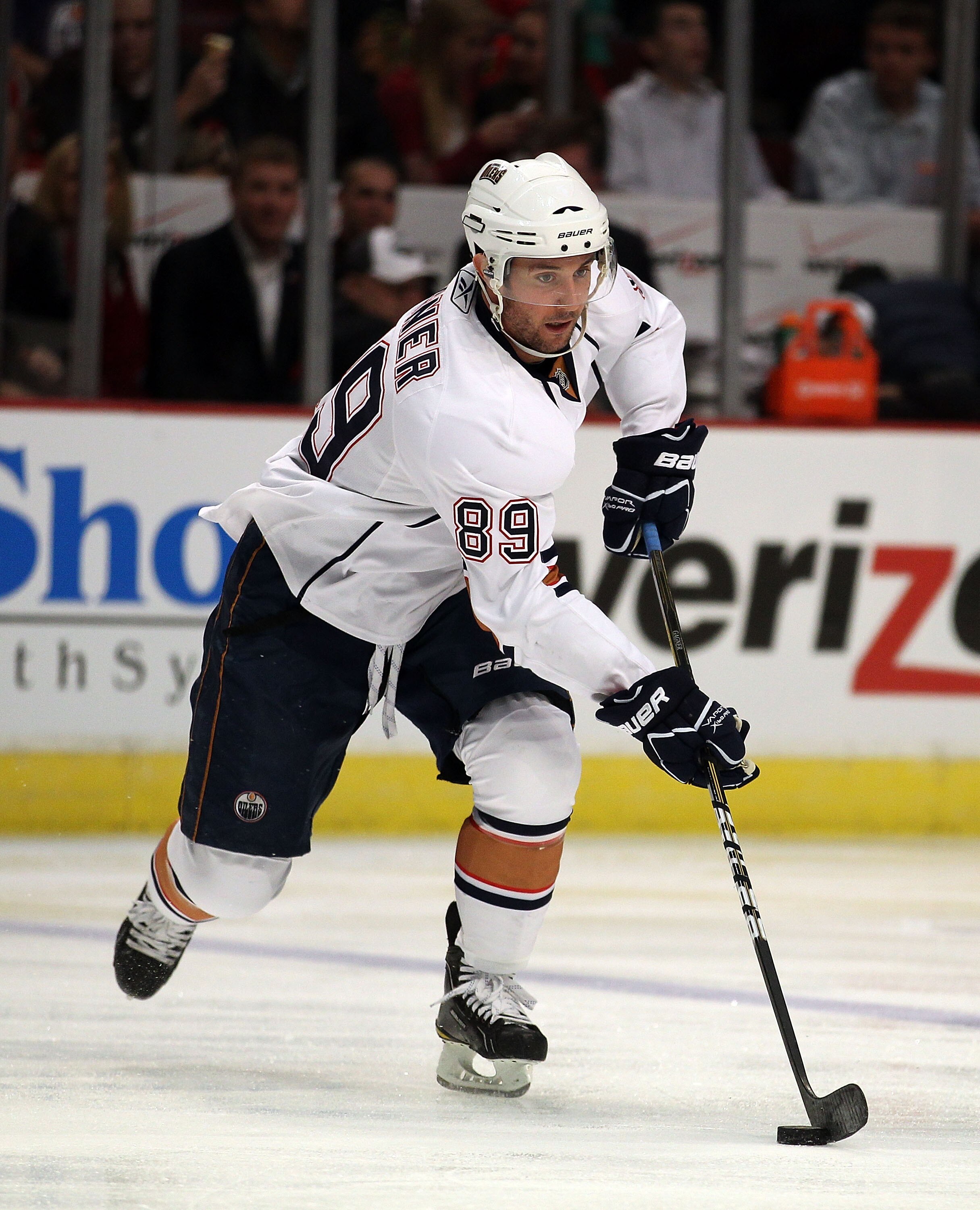 CHICAGO - OCTOBER 29: Sam Gagner #89 of the Edmonton Oilers controls the puck against the Chicago Blackhawks at the United Center on October 29, 2010 in Chicago, Illinois. The Oilers defeated the Blackhawks 7-4. (Photo by Jonathan Daniel/Getty Images)