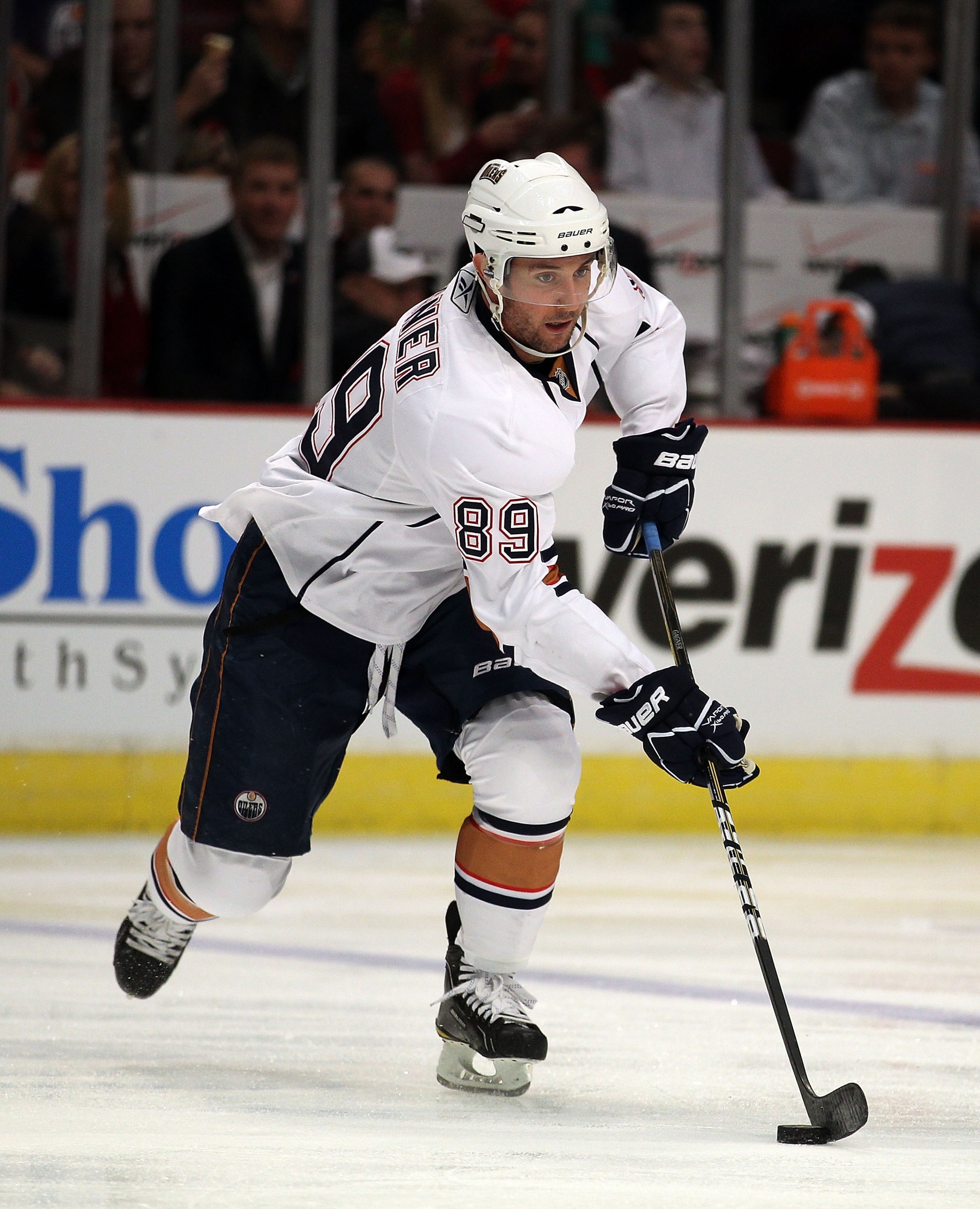 CHICAGO - OCTOBER 29: Sam Gagner #89 of the Edmonton Oilers controls the puck against the Chicago Blackhawks at the United Center on October 29, 2010 in Chicago, Illinois. The Oilers defeated the Blackhawks 7-4. (Photo by Jonathan Daniel/Getty Images)