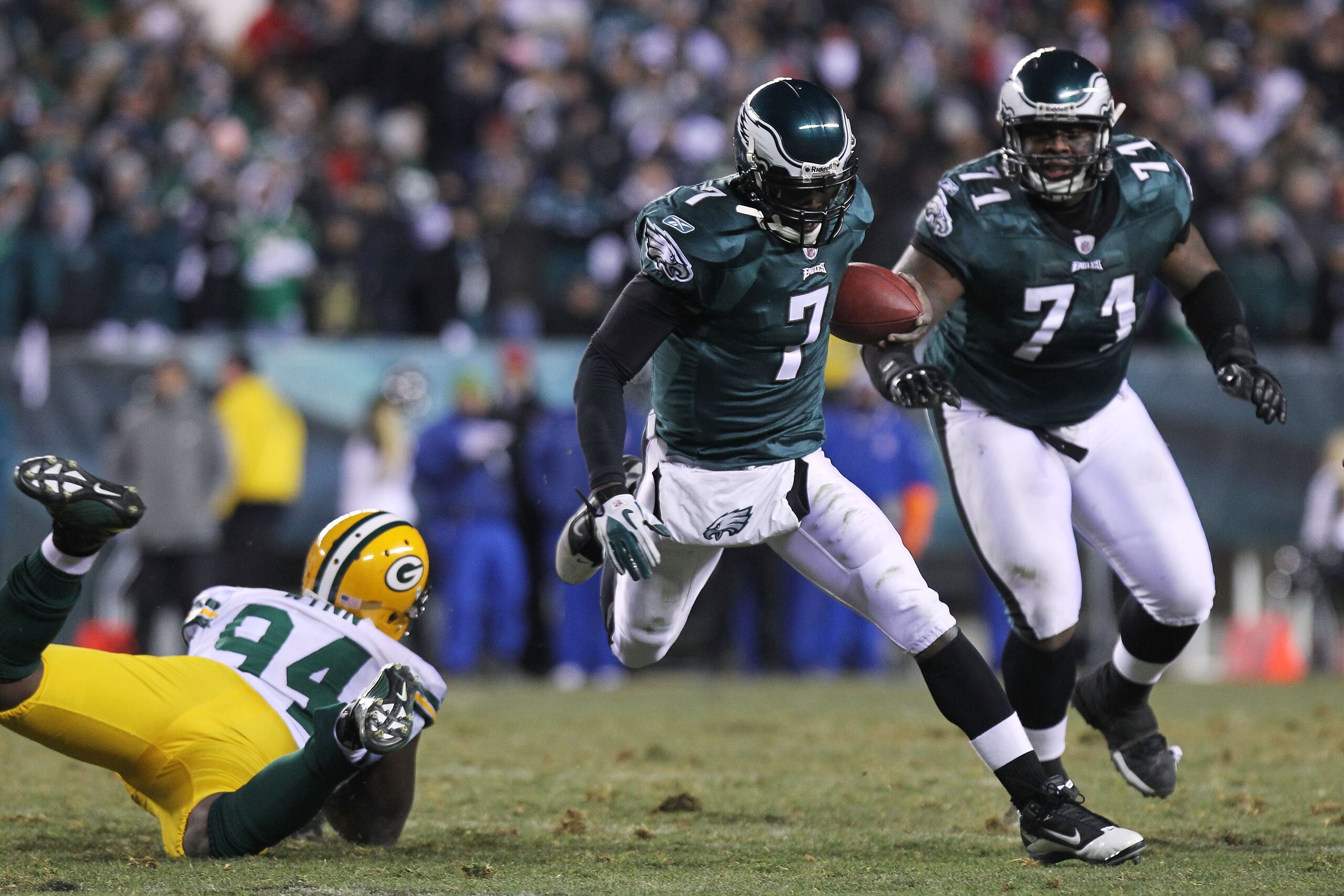 PHILADELPHIA, PA - JANUARY 09: Michael Vick #7 of the Philadelphia Eagles runs down field against Jarius Wynn #94 of the Green Bay Packers during the 2011 NFC wild card playoff game at Lincoln Financial Field on January 9, 2011 in Philadelphia, Pennsylva PHILADELPHIA, PA - JANUARY 09: Michael Vick #7 of the Philadelphia Eagles runs down field against Jarius Wynn #94 of the Green Bay Packers during the 2011 NFC wild card playoff game at Lincoln Financial Field on January 9, 2011 in Philadelphia, Pennsylva