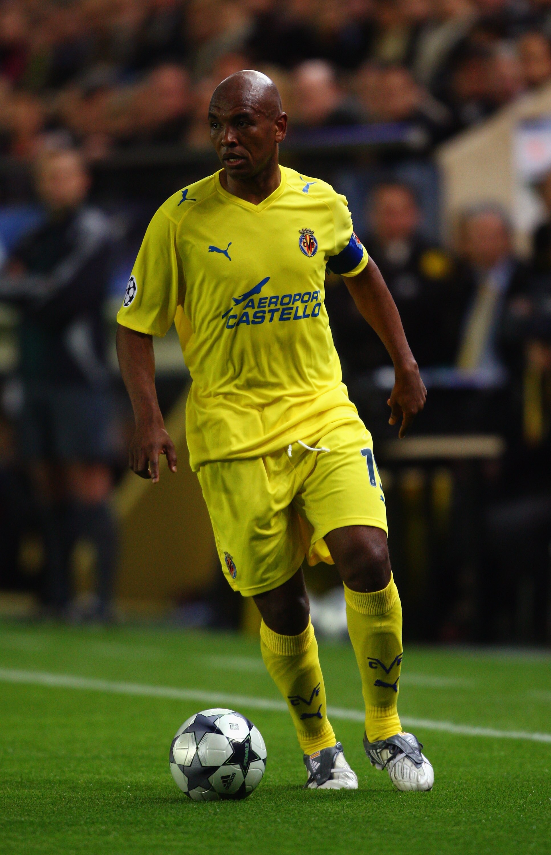 VILLARREAL, SPAIN - APRIL 07:  Marcos Senna of Villarreal during the UEFA Champions League quarter-final first leg match between Villarreal and Arsenal at the Madrigal Stadium on April 7, 2009 in Villarreal, Spain.  (Photo by Jamie McDonald/Getty Images)