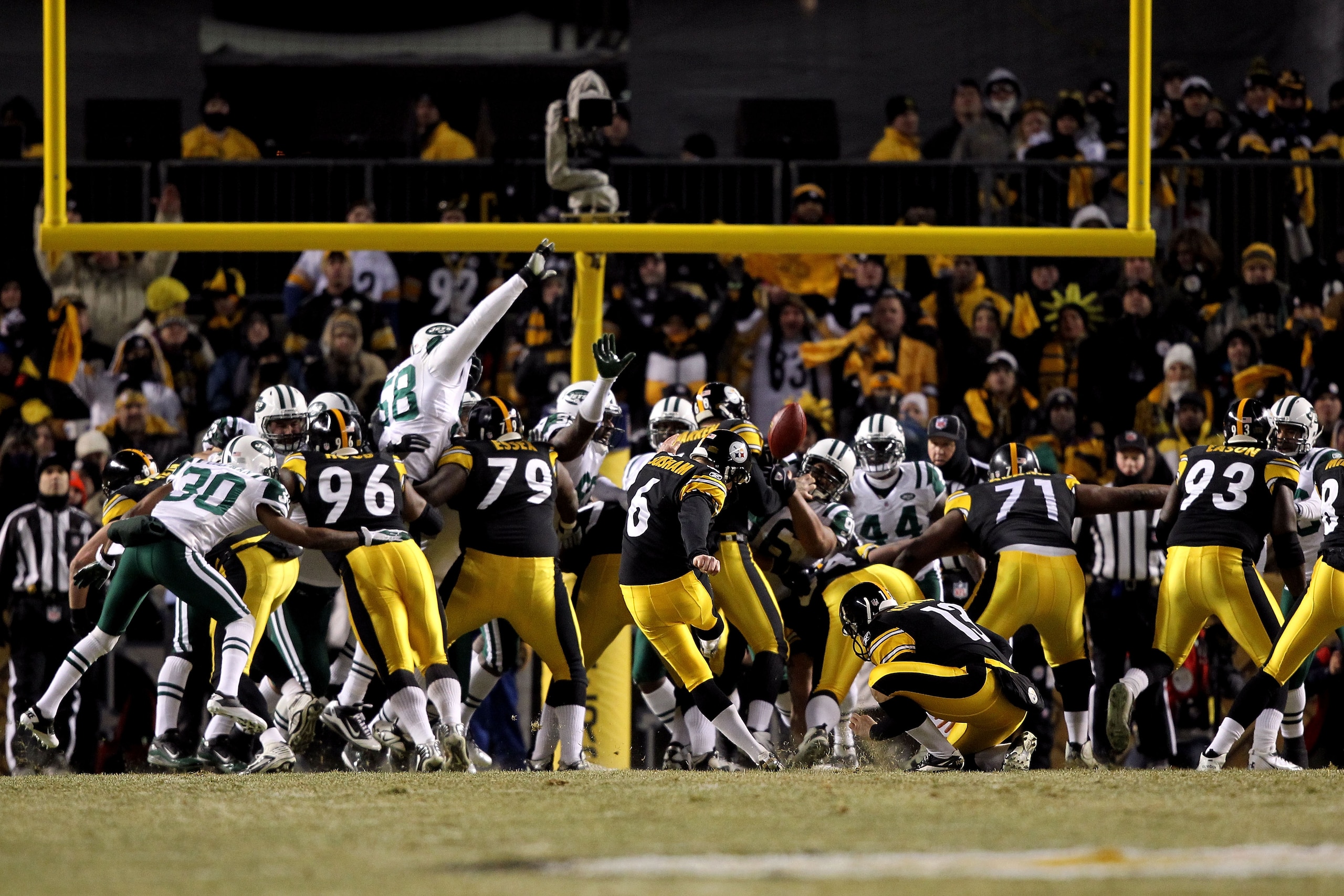 PITTSBURGH, PA - JANUARY 23:  Shaun Suisham #6 of the Pittsburgh Steelers kicks a successful kick against the New York Jets during the 2011 AFC Championship game at Heinz Field on January 23, 2011 in Pittsburgh, Pennsylvania.  (Photo by Al Bello/Getty Ima