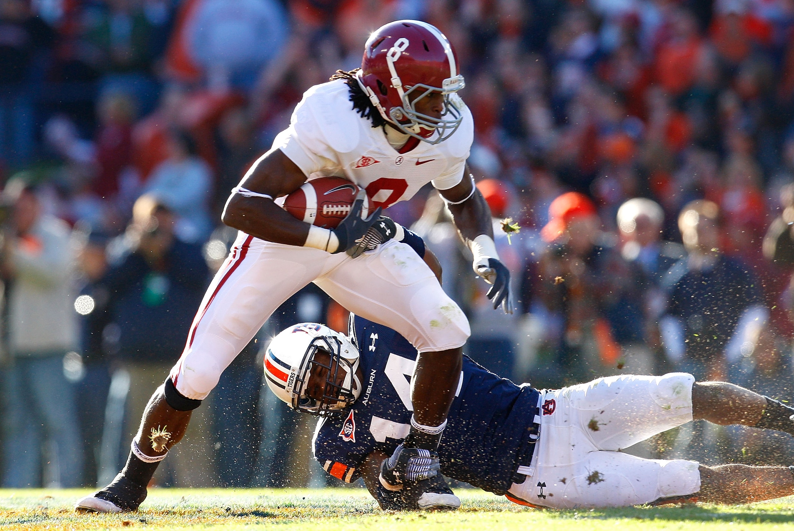 AUBURN, AL - NOVEMBER 27:  Julio Jones #8 of the Alabama Crimson Tide tries to break a tackle by Barrett Trotter #14 of the Auburn Tigers at Jordan-Hare Stadium on November 27, 2009 in Auburn, Alabama.  (Photo by Kevin C. Cox/Getty Images)