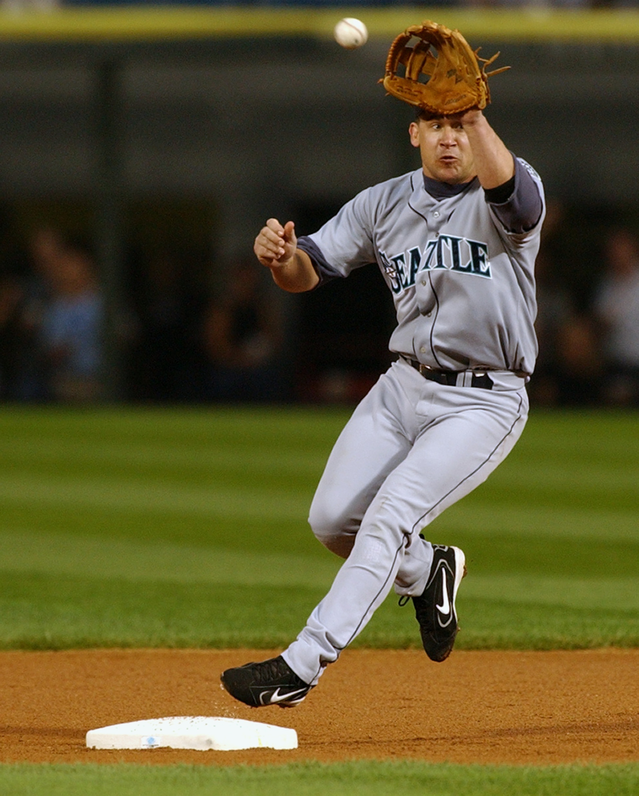 CHICAGO - SEPTEMBER 3: Second baseman Bret Boone #29 of the Seattle Mariners makes a catch during the game with the Chicago White Sox on September 3, 2004 at U.S. Cellular Field in Chicago, Illinois. (Photo by Jonathan Daniel/Getty Images)
