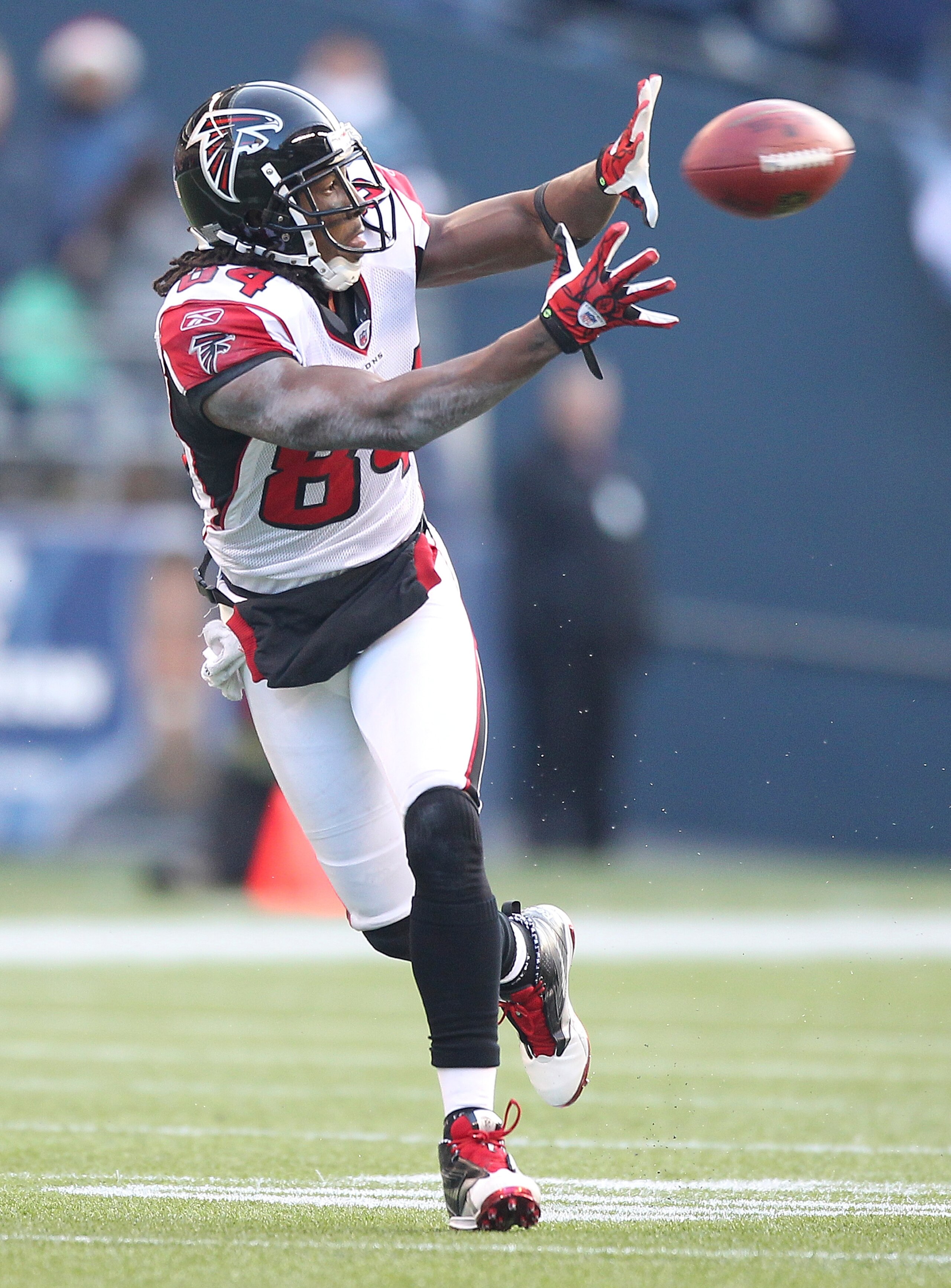 SEATTLE, WA - DECEMBER 19:  Wide receiver Roddy White #84 of the Atlanta Falcons makes a catch for a first down in the second quarter against the Seattle Seahawks at Qwest Field on December 19, 2010 in Seattle, Washington. (Photo by Otto Greule Jr/Getty I