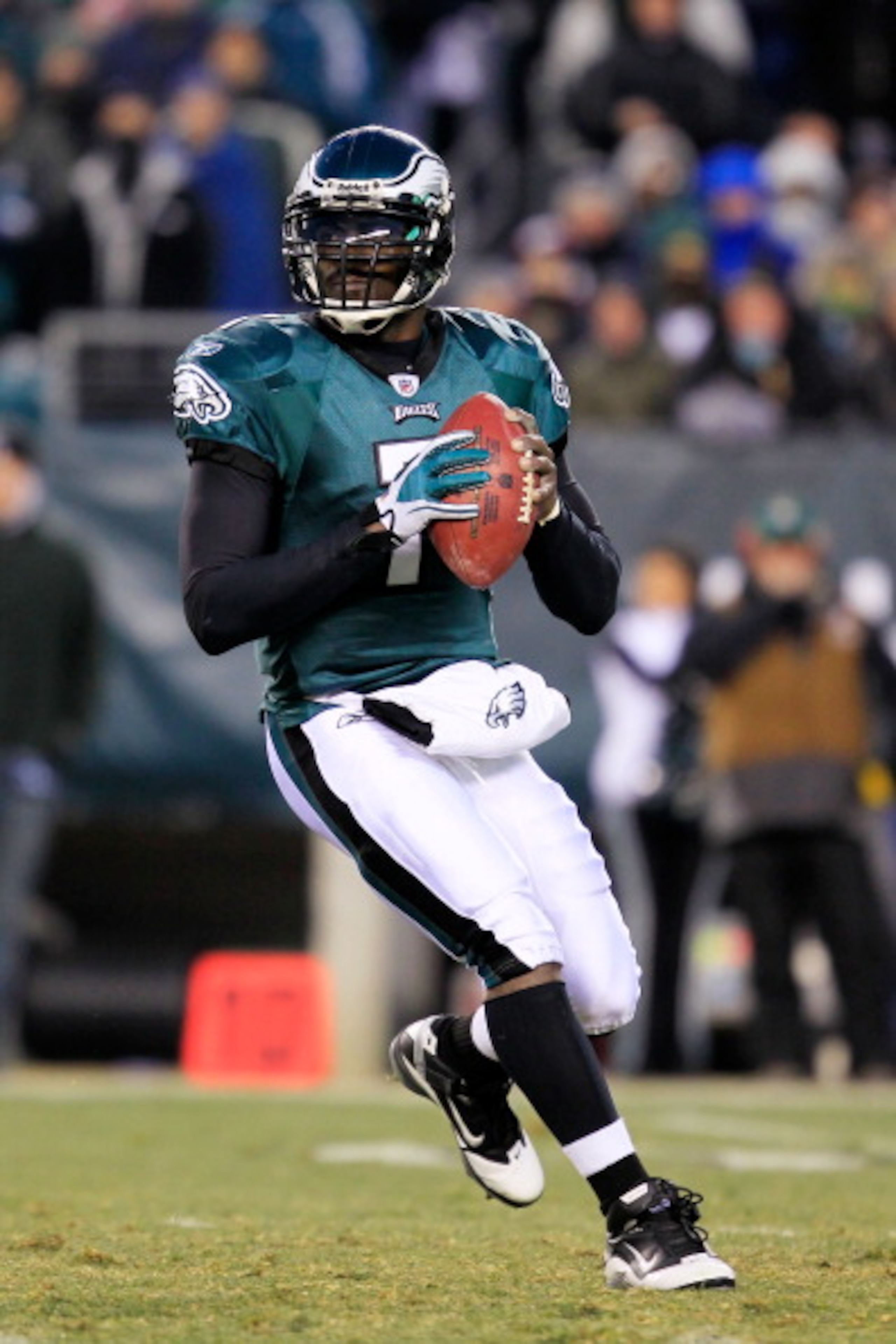 PHILADELPHIA, PA - JANUARY 09:  Michael Vick #7 of the Philadelphia Eagles drops back against the Green Bay Packers during the 2011 NFC wild card playoff game at Lincoln Financial Field on January 9, 2011 in Philadelphia, Pennsylvania.  (Photo by Chris Tr
