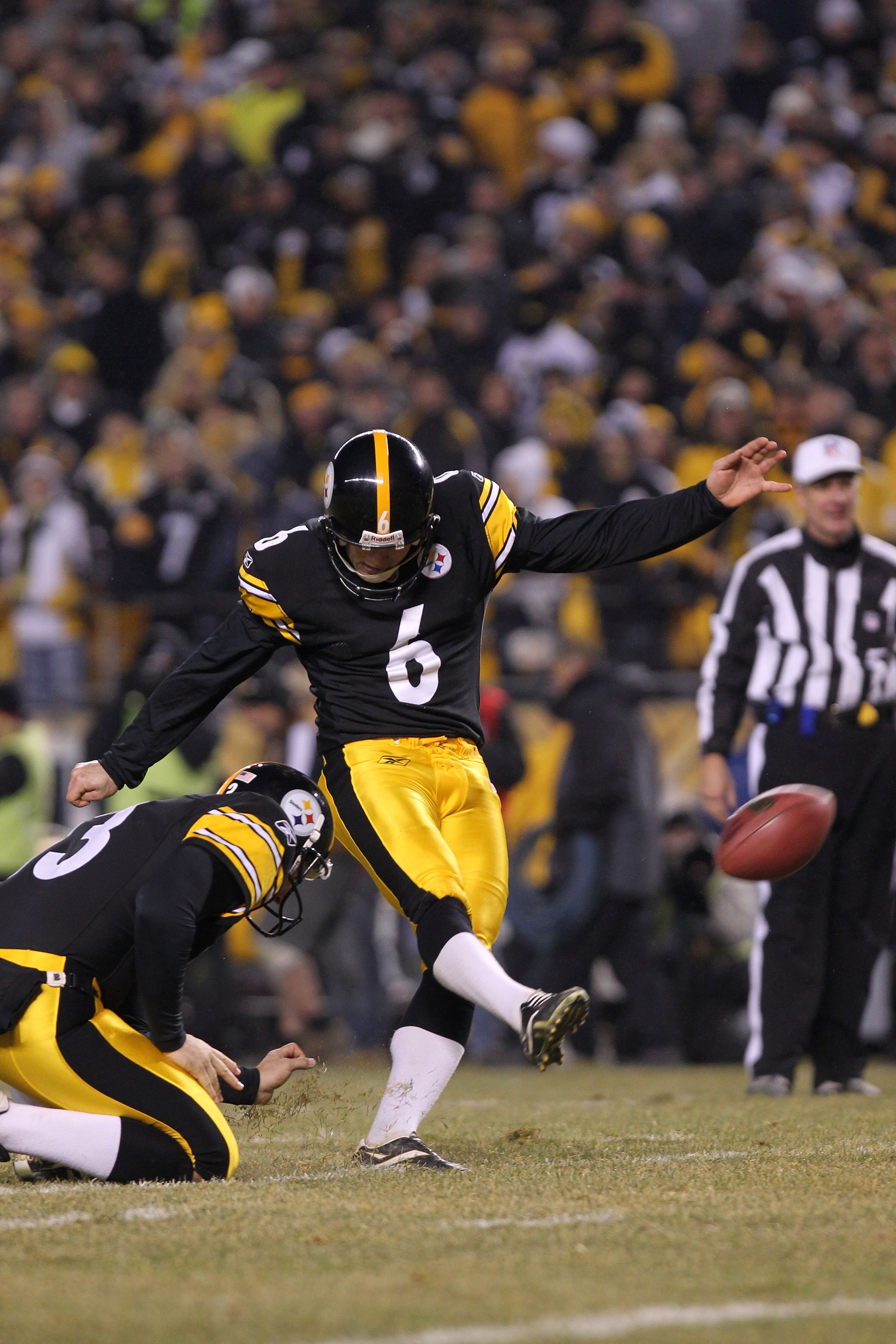 PITTSBURGH, PA - JANUARY 15:  Kicker Shaun Suisham #6 of the Pittsburgh Steelers kicks an extra point against the Baltimore Ravens during the AFC Divisional Playoff Game at Heinz Field on January 15, 2011 in Pittsburgh, Pennsylvania.  (Photo by Nick Laham