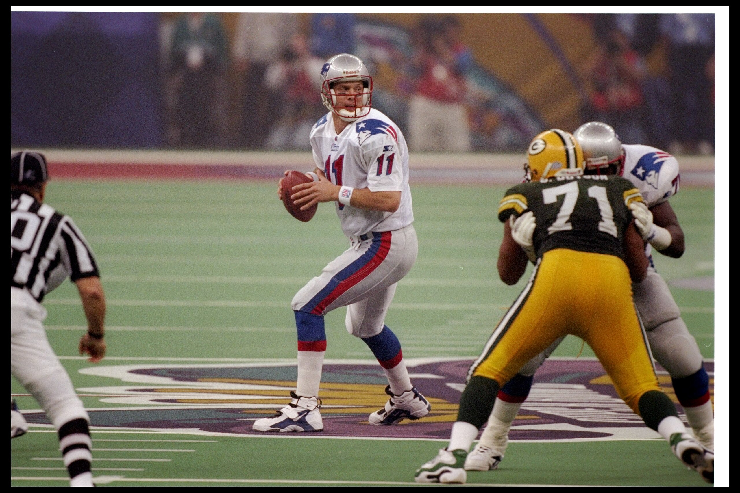 26 Jan 1997: Quarterback Drew Bledsoe of the New England Patriots looks to pass the ball during Super Bowl XXXI against the Green Bay Packers at the Superdome in New Orleans, Louisiana. The Packers won the game, 35-21.