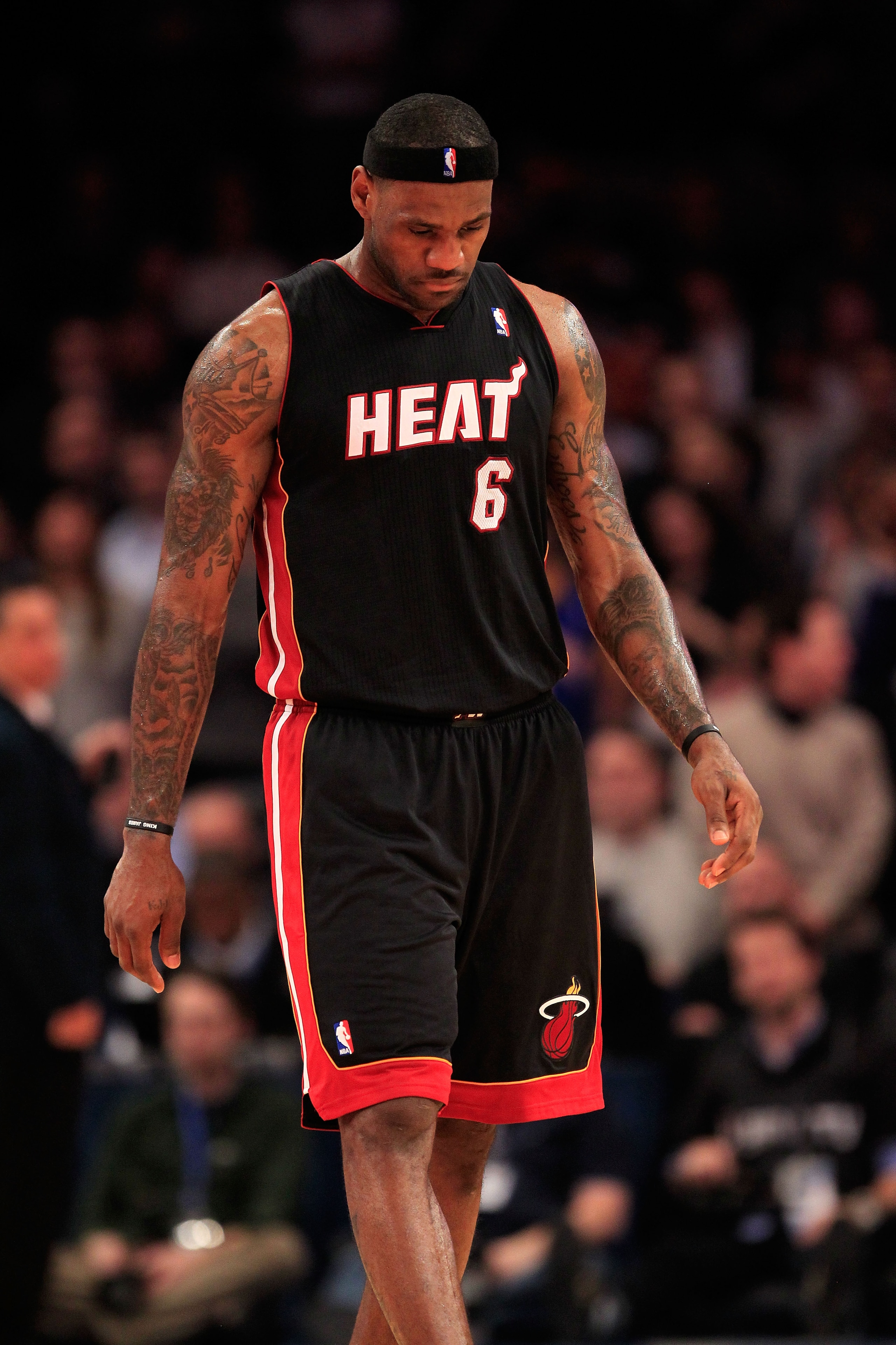 NEW YORK, NY - JANUARY 27: LeBron James #6 of the Miami Heat on the court against the New York Knicks at Madison Square Garden on January 27, 2011 in New York City. NOTE TO USER: User expressly acknowledges and agrees that, by downloading and/or using th NEW YORK, NY - JANUARY 27: LeBron James #6 of the Miami Heat on the court against the New York Knicks at Madison Square Garden on January 27, 2011 in New York City. NOTE TO USER: User expressly acknowledges and agrees that, by downloading and/or using th