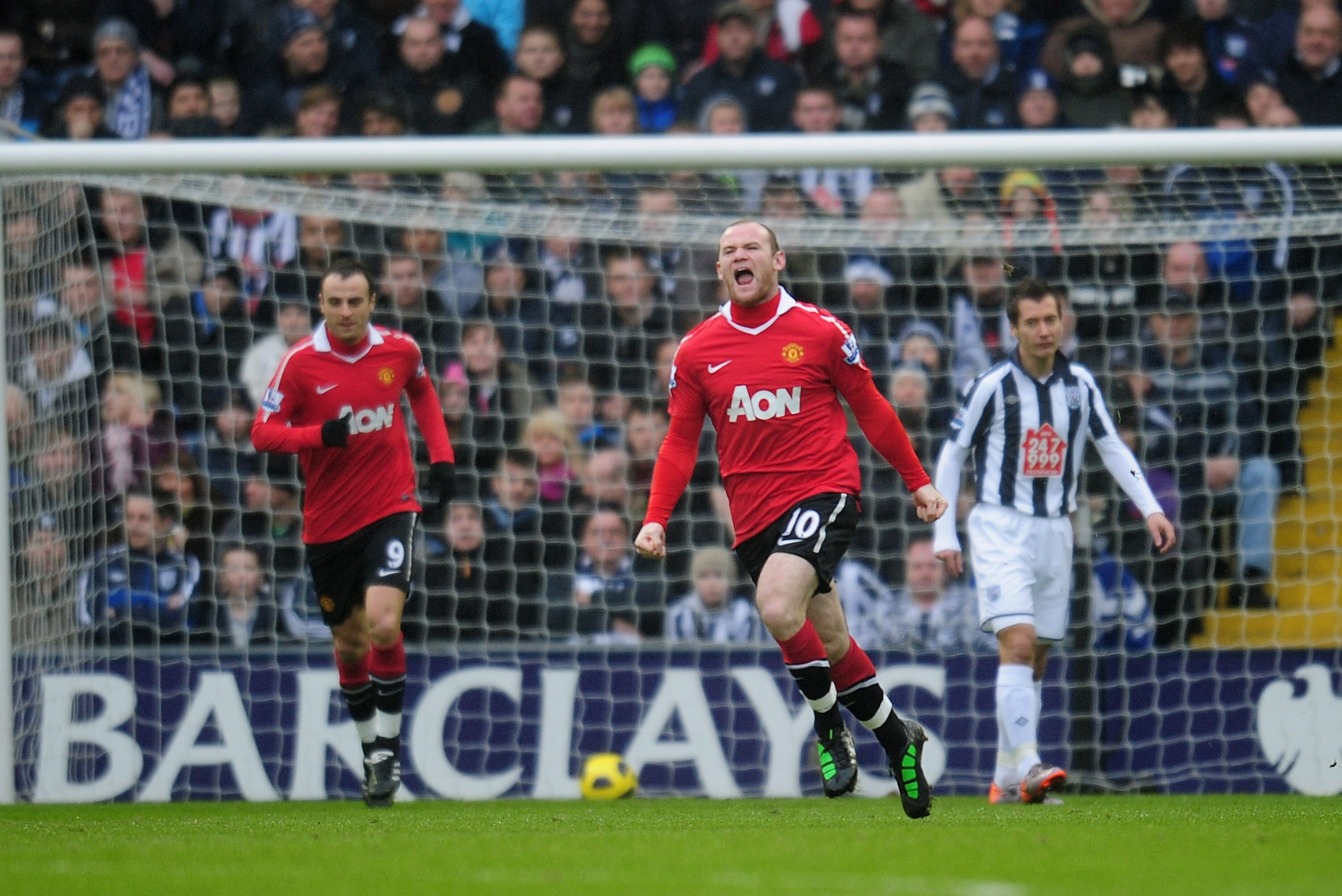 WEST BROMWICH, ENGLAND - JANUARY 01:  Wayne Rooney of Manchester United celebrates after scoring during the Barclays Premier League match between West Bromich Albion and Manchester United at The Hawthorns on January 1, 2011 in West Bromwich, England.  (Ph