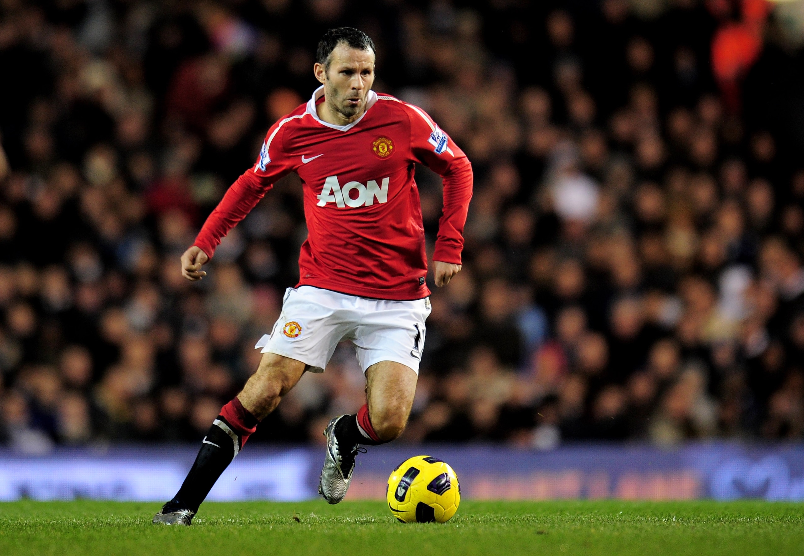 LONDON, ENGLAND - JANUARY 16:  Ryan Giggs of Manchester United runs with the ball during the Barclays Premier League match between Tottenham Hotspur and Manchester United at White Hart Lane on January 16, 2011 in London, England.  (Photo by Shaun Botteril