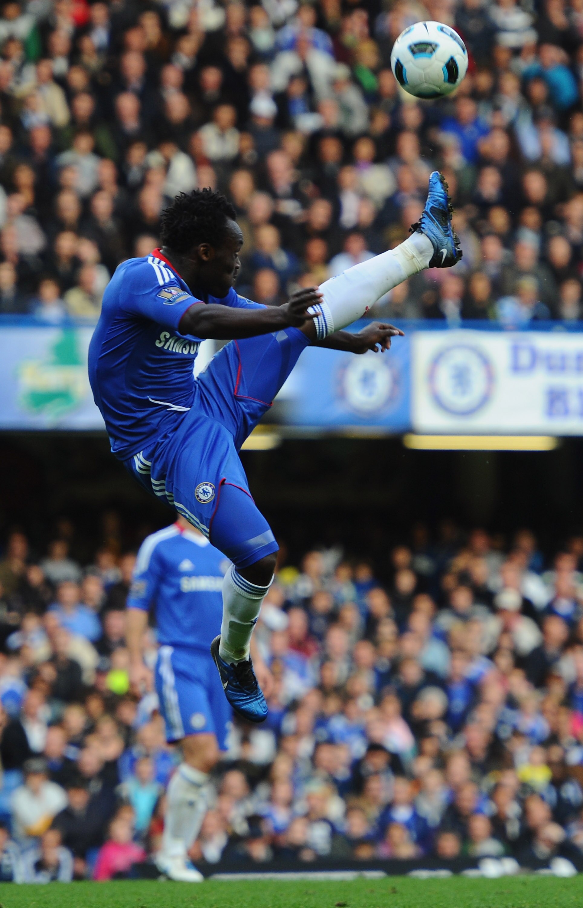 LONDON, ENGLAND - OCTOBER 03:  Michael Essien of Chelsea tries to control the ball during the Barclays Premier League match between Chelsea and Arsenal at Stamford Bridge on October 3, 2010 in London, England.  (Photo by Mike Hewitt/Getty Images)