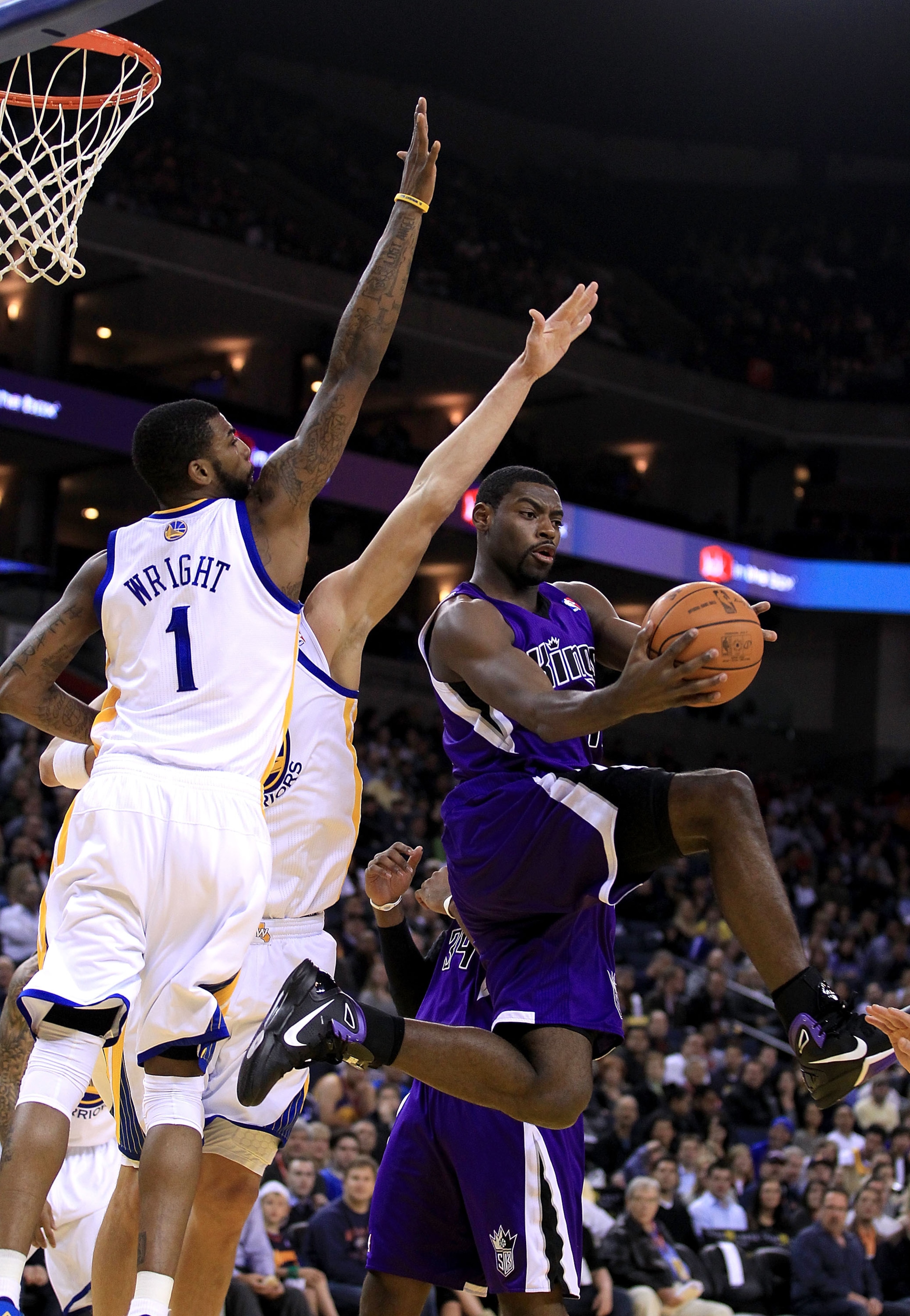 OAKLAND, CA - JANUARY 21: Tyreke Evans #13 of the Sacramento Kings looks to pass around Dorell Wright #1 of the Golden State Warriors at Oracle Arena on January 21, 2011 in Oakland, California. NOTE TO USER: User expressly acknowledges and agrees that, b OAKLAND, CA - JANUARY 21: Tyreke Evans #13 of the Sacramento Kings looks to pass around Dorell Wright #1 of the Golden State Warriors at Oracle Arena on January 21, 2011 in Oakland, California. NOTE TO USER: User expressly acknowledges and agrees that, b