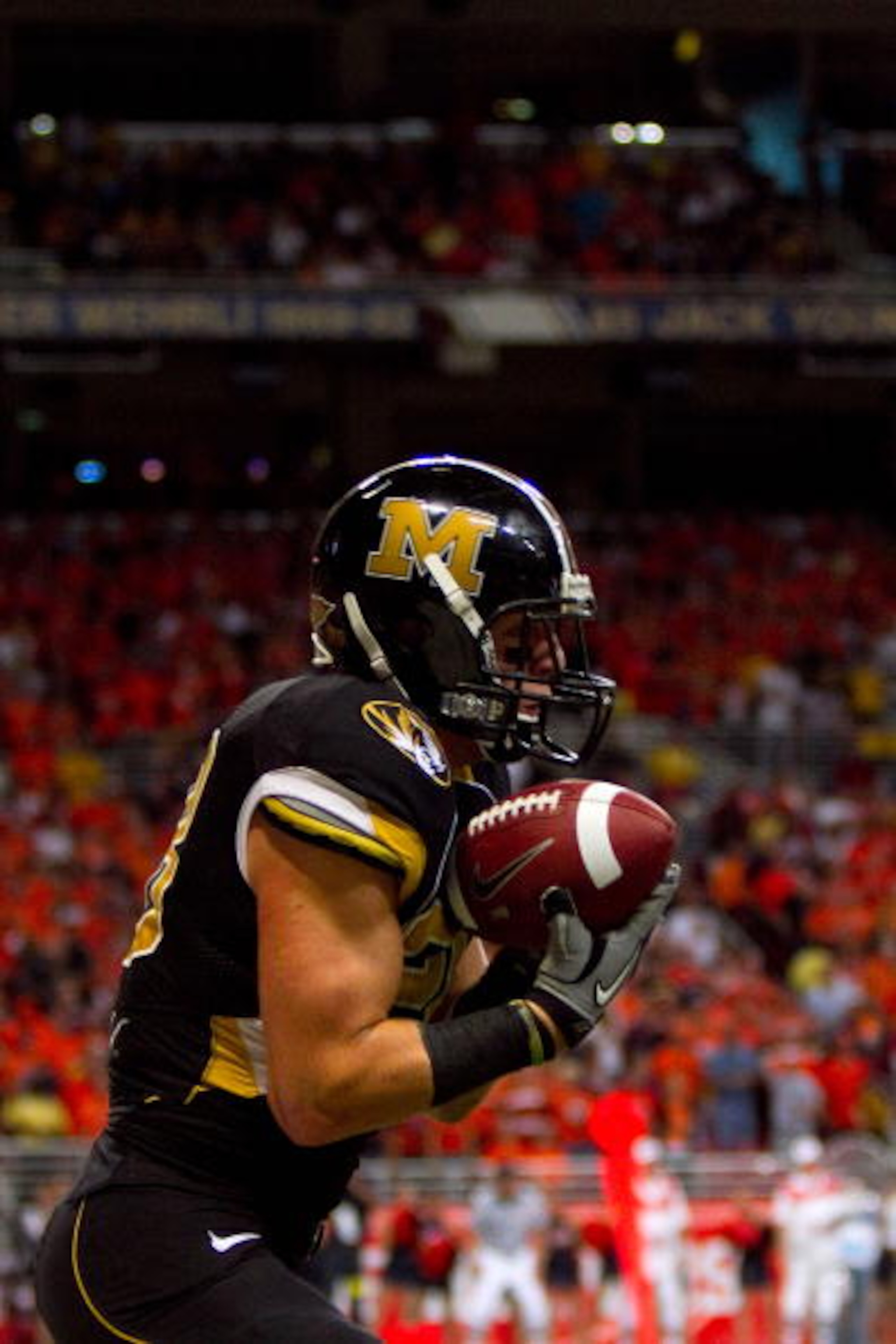 ST. LOUIS - SEPTEMBER 4: T.J. Moe #28 of the University of Missouri Tigers hauls in a touchdown pass against the University of Illinois Fighting Illini during the State Farm Arch Rivalry game on September 4, 2010 at the Edward Jones Dome in St. Louis, Mis ST. LOUIS - SEPTEMBER 4: T.J. Moe #28 of the University of Missouri Tigers hauls in a touchdown pass against the University of Illinois Fighting Illini during the State Farm Arch Rivalry game on September 4, 2010 at the Edward Jones Dome in St. Louis, Mis