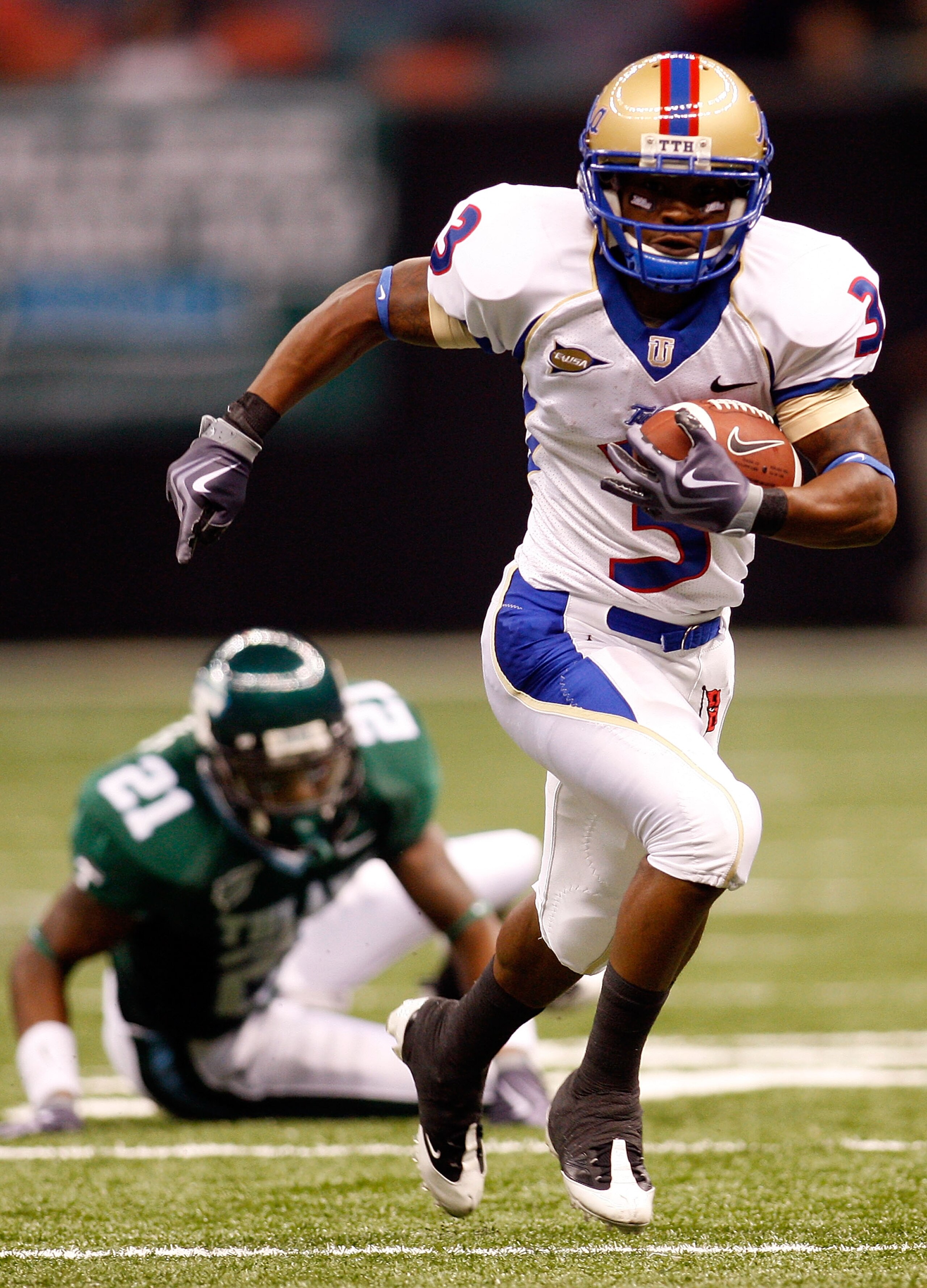 NEW ORLEANS - SEPTEMBER 04: Damaris Johnson #3 of the Tulsa Golden Hurricanes runs past Charles Harris #21 of the Tulane Green Wave at the Louisiana Superdome on September 4, 2009 in New Orleans, Louisiana. (Photo by Chris Graythen/Getty Images) NEW ORLEANS - SEPTEMBER 04: Damaris Johnson #3 of the Tulsa Golden Hurricanes runs past Charles Harris #21 of the Tulane Green Wave at the Louisiana Superdome on September 4, 2009 in New Orleans, Louisiana. (Photo by Chris Graythen/Getty Images)