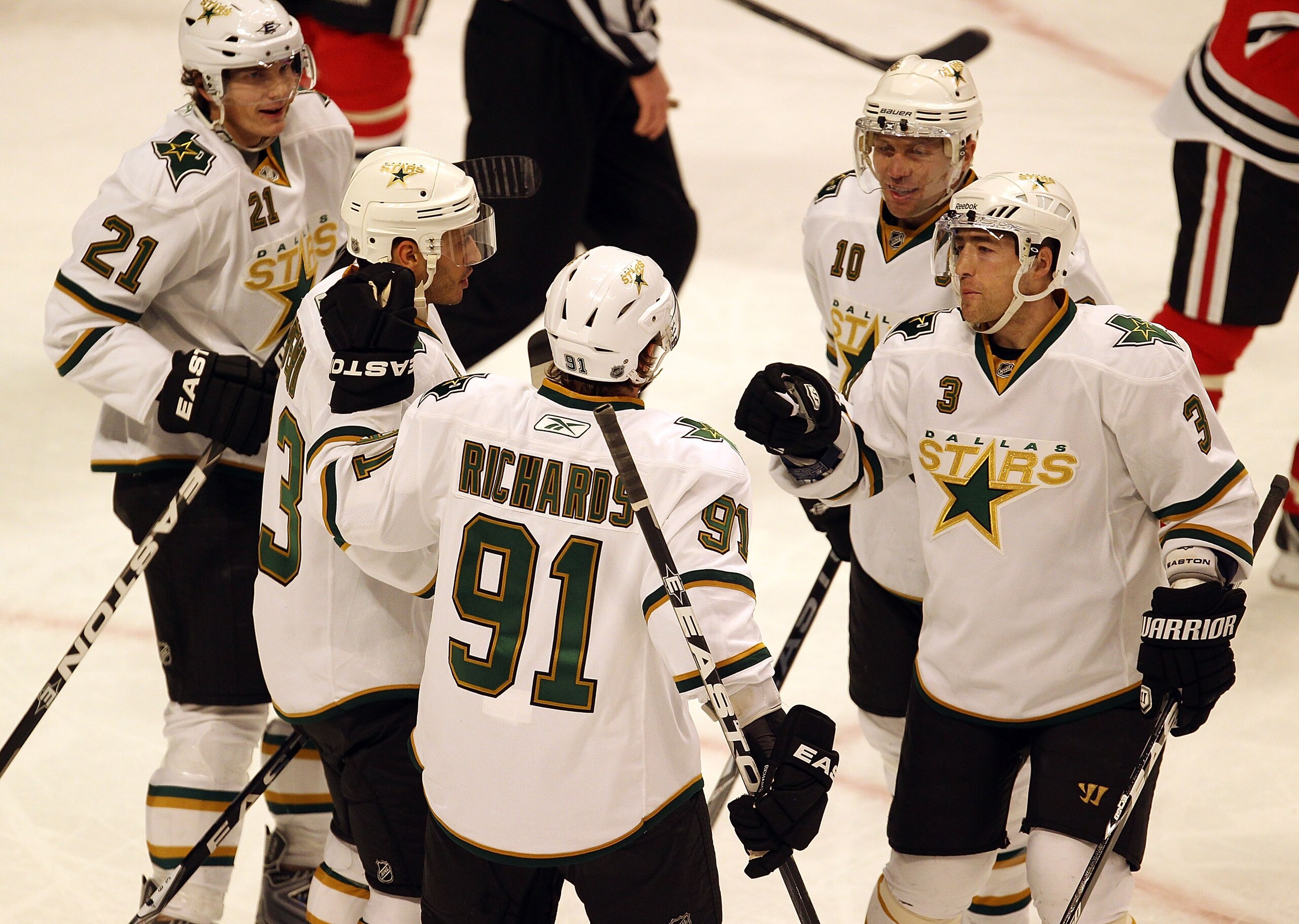 CHICAGO, IL - JANUARY 05: (L-R) Loui Eriksson #21, Mike Ribeiro #63, Brad Richards #91, Stephane Robidas #3 and Brenden Morrow #10 of the Dallas Stars celebrate Ribeiros' 1st period goal against the Chicago Blackhawks at the United Center on January 5, 20