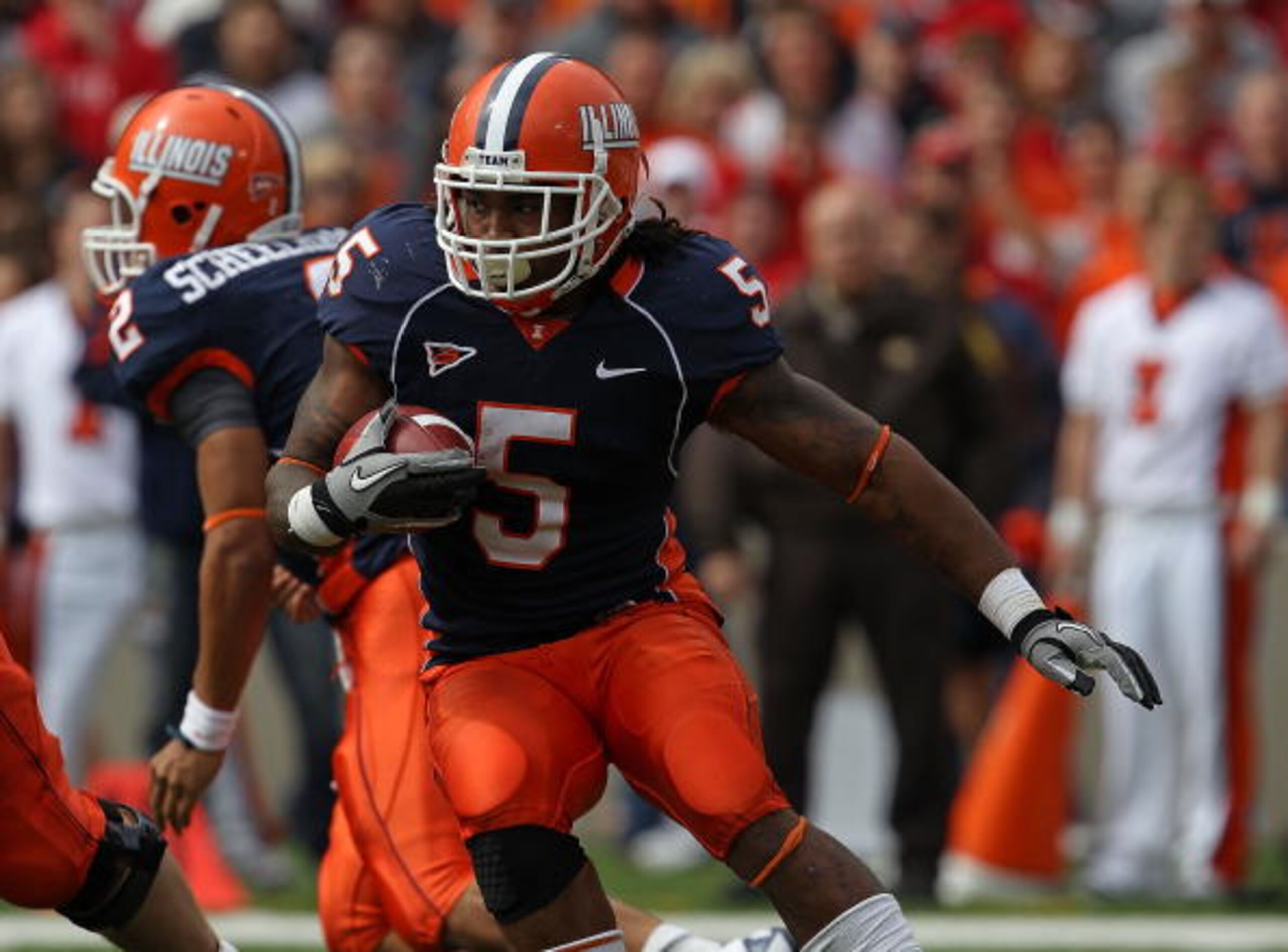 CHAMPAIGN, IL - OCTOBER 02: Mikel Leshoure #5 of the Illinois Fighting Illini runs against the Ohio State Buckeyes at Memorial Stadium on October 2, 2010 in Champaign, Illinois. Ohio State defeated Illinois 24-13. (Photo by Jonathan Daniel/Getty Images)