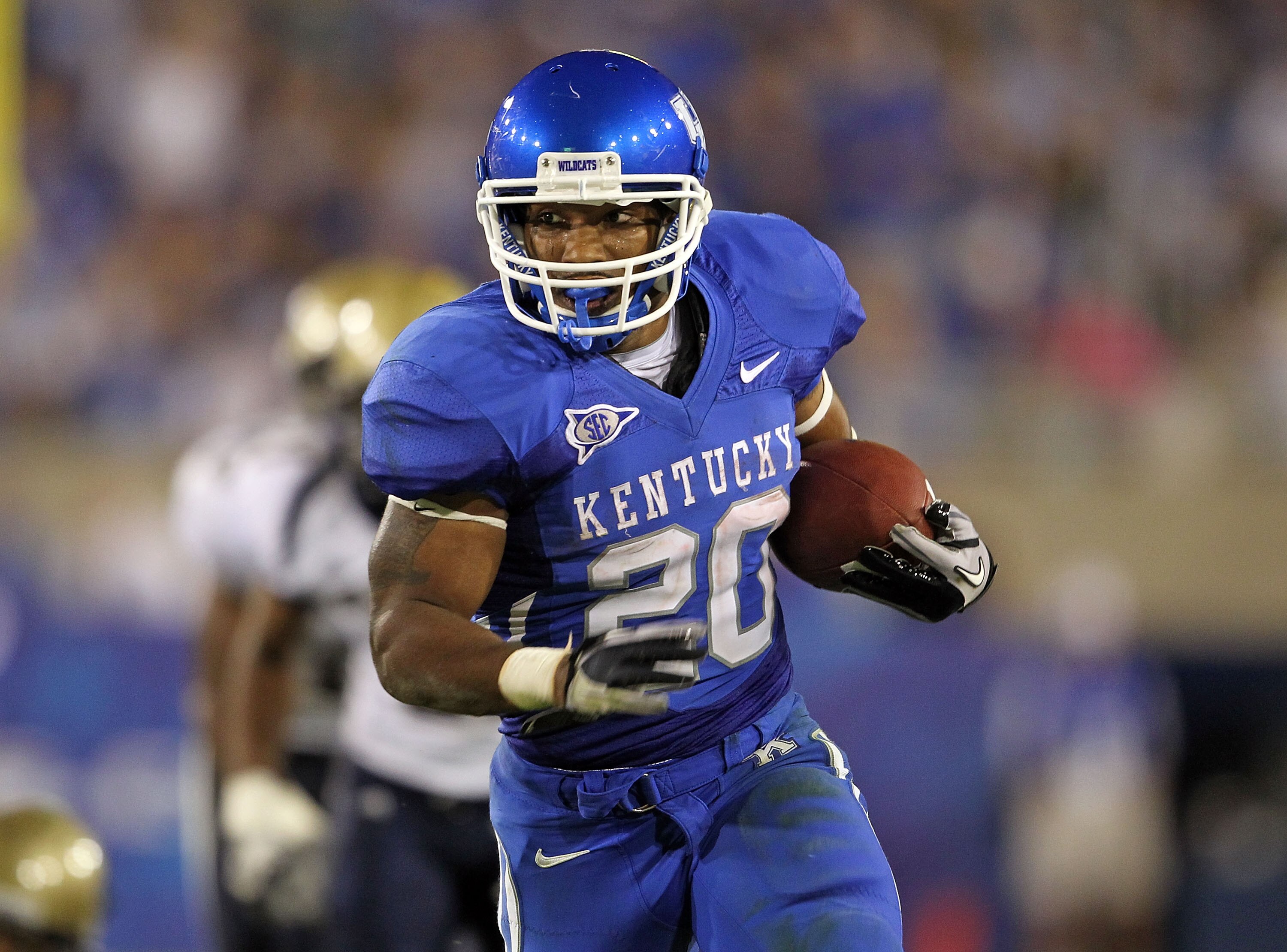 LEXINGTON, KY - SEPTEMBER 18:  Derrick Locke #20 of the Kentucky Wildcats runs with the ball during the game against the Akron Zips at Commonwealth Stadium on September 18, 2010 in Lexington, Kentucky.  (Photo by Andy Lyons/Getty Images)