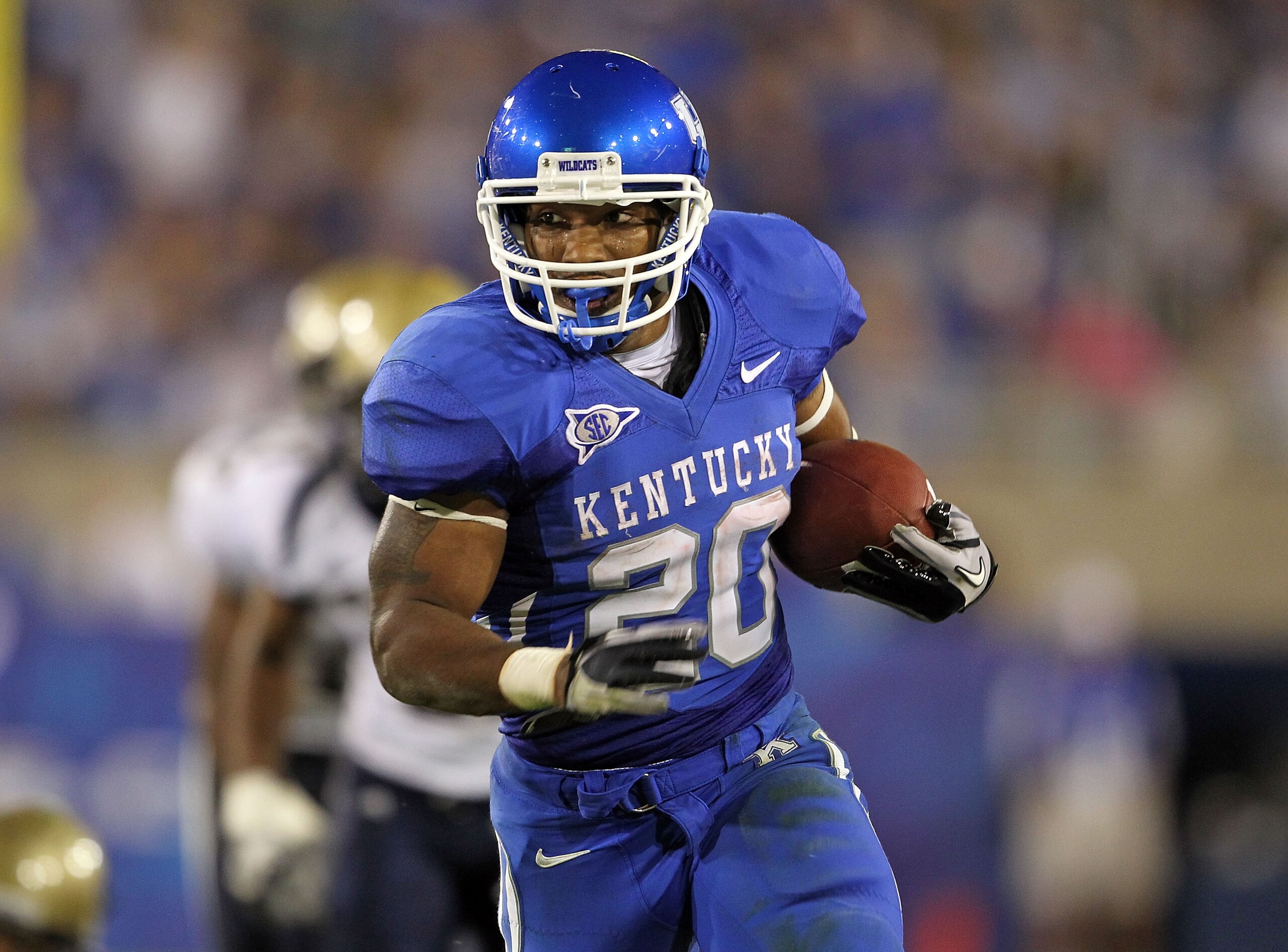 LEXINGTON, KY - SEPTEMBER 18:  Derrick Locke #20 of the Kentucky Wildcats runs with the ball during the game against the Akron Zips at Commonwealth Stadium on September 18, 2010 in Lexington, Kentucky.  (Photo by Andy Lyons/Getty Images)