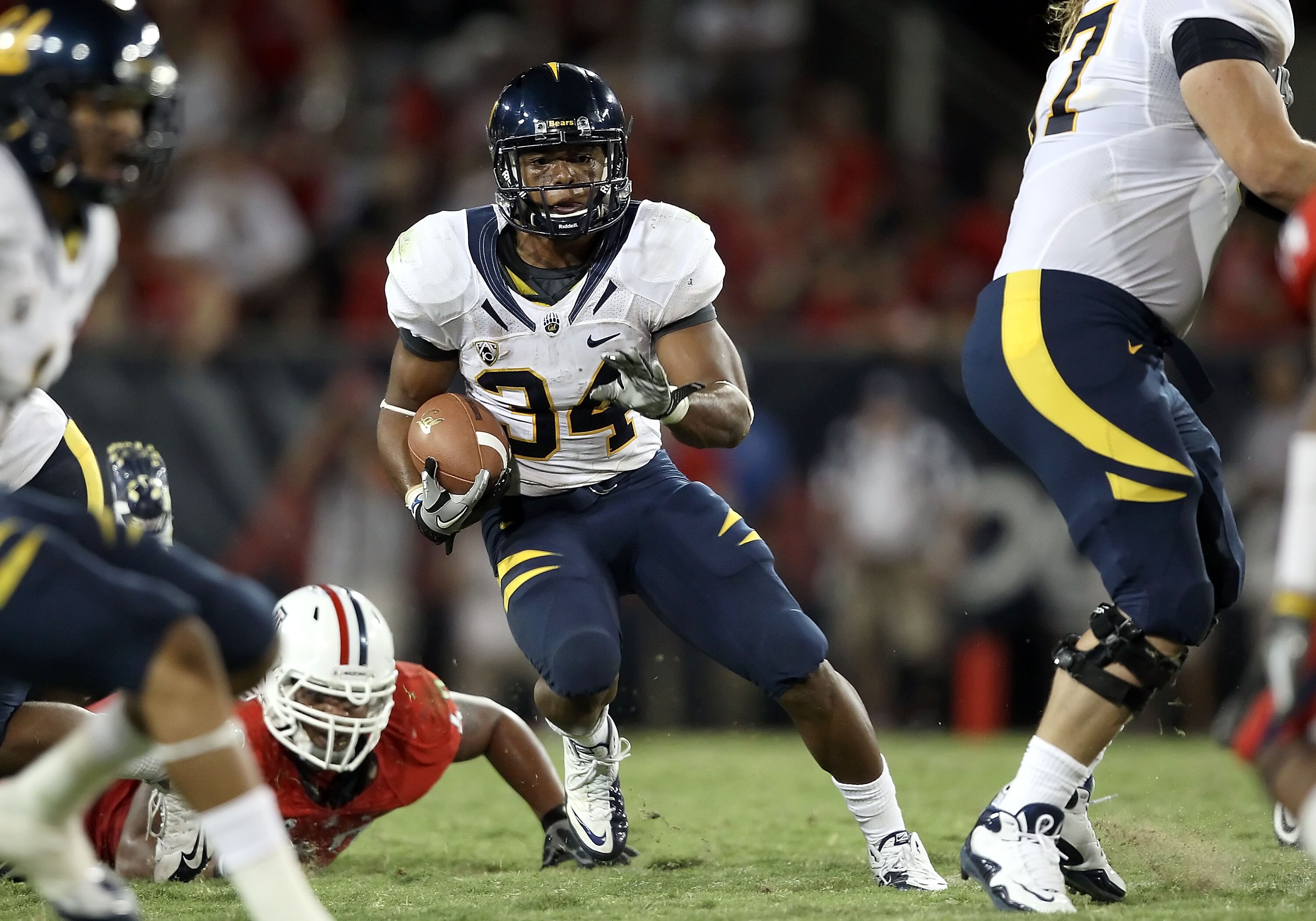 TUCSON, AZ - SEPTEMBER 25:  Runningback Shane Vereen #34 of the California Golden Bears rushes the football against the Arizona Wildcats during the college football game at Arizona Stadium on September 25, 2010 in Tucson, Arizona. The Wildcats defeated th