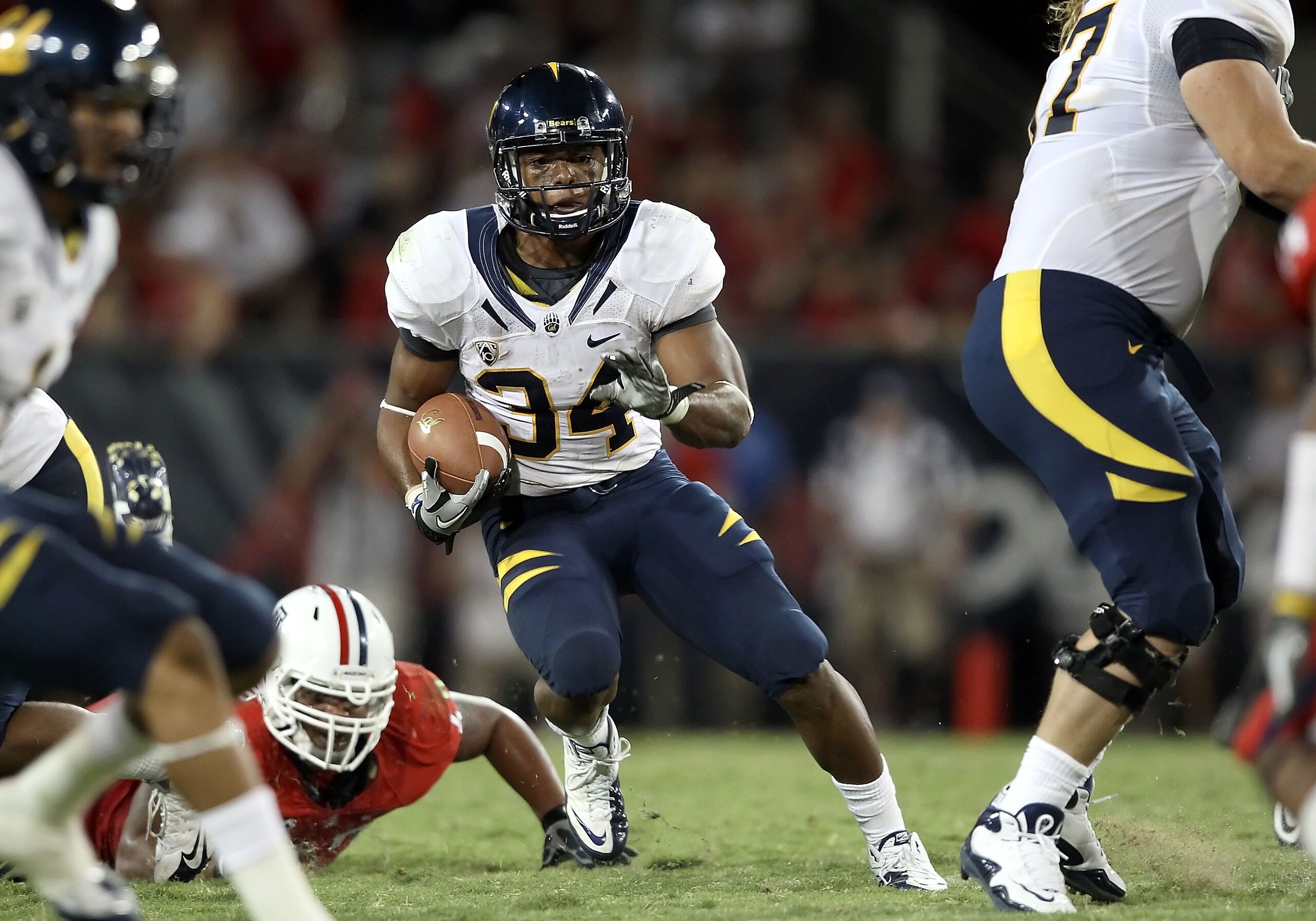 TUCSON, AZ - SEPTEMBER 25:  Runningback Shane Vereen #34 of the California Golden Bears rushes the football against the Arizona Wildcats during the college football game at Arizona Stadium on September 25, 2010 in Tucson, Arizona. The Wildcats defeated th