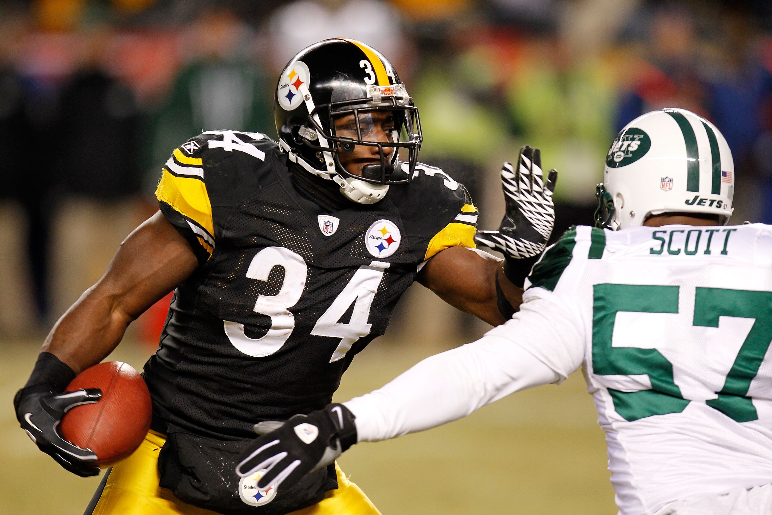 PITTSBURGH, PA - JANUARY 23:  Rashard Mendenhall #34 of the Pittsburgh Steelers runs down field against Bart Scott #57 of the New York Jets during the 2011 AFC Championship game at Heinz Field on January 23, 2011 in Pittsburgh, Pennsylvania. The Steelers