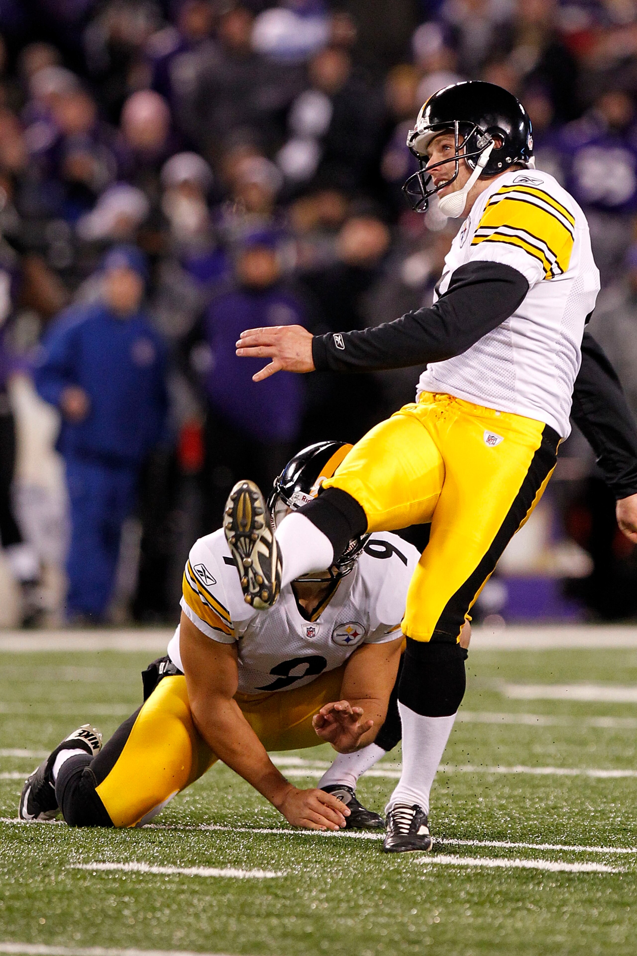 BALTIMORE, MD - DECEMBER 05:  Shaun Suisham #6 of the Pittsburgh Steelers kicks the ball against the Baltimore Ravens at M&T Bank Stadium on December 5, 2010 in Baltimore, Maryland.  (Photo by Geoff Burke/Getty Images)
