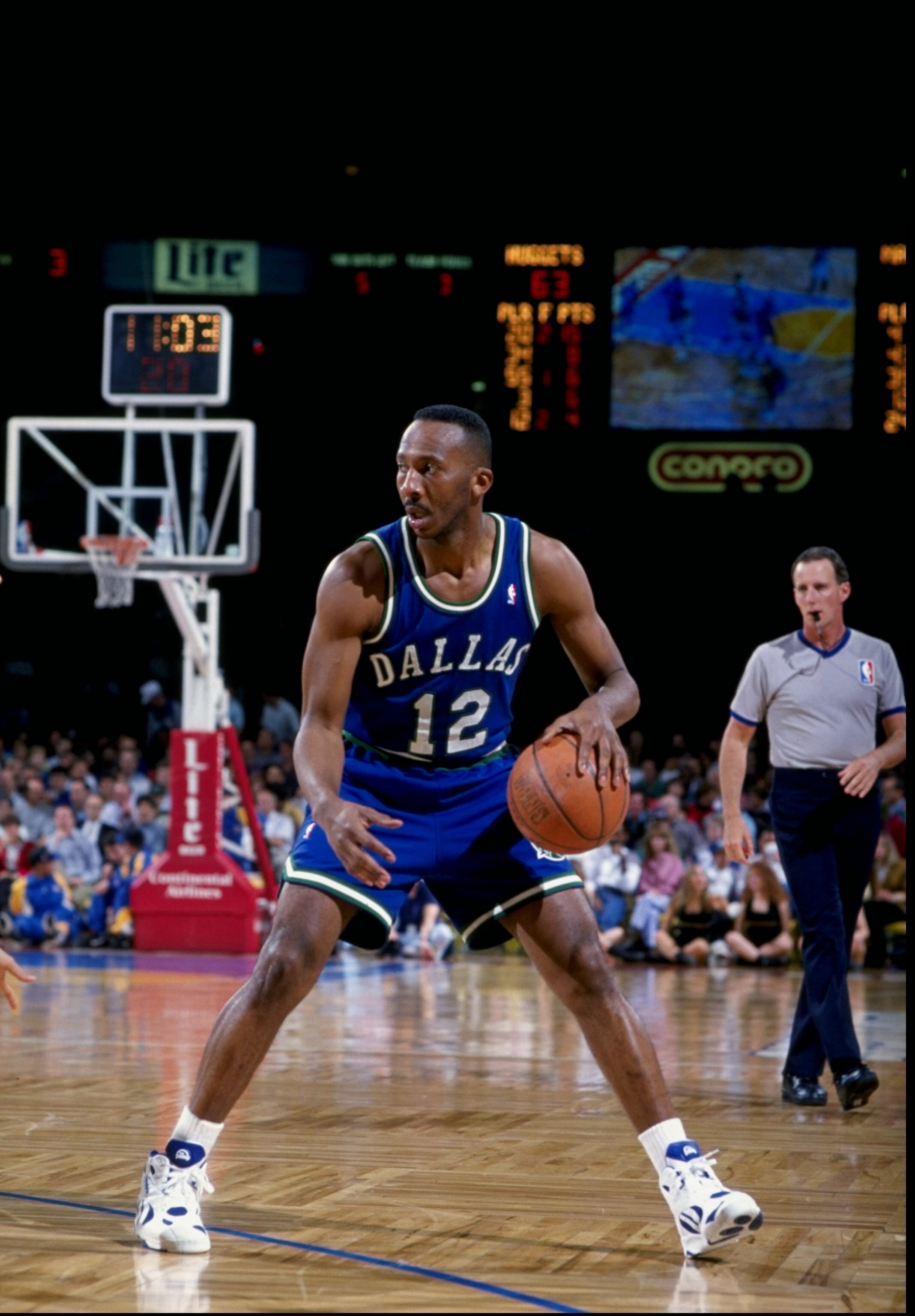 Guard Derek Harper of the Dallas Mavericks in action during a game against the Denver Nuggets at the McNichols Sports Arena in Denver, Colorado.
