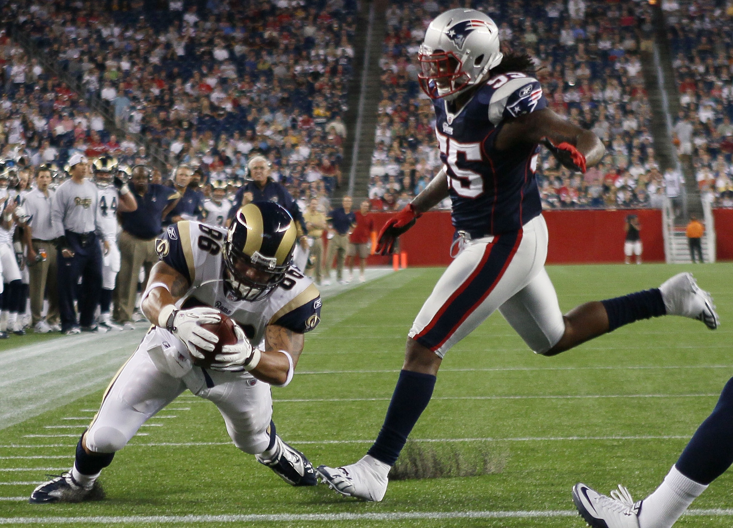 FOXBORO, MA - AUGUST 26:  Michael Hoomanawanui #86 of the St. Louis Rams gets by Brandon Spikes #55 of the New England Patriots on August 26, 2010 at Gillette Stadium in Foxboro, Massachusetts.  (Photo by Elsa/Getty Images)