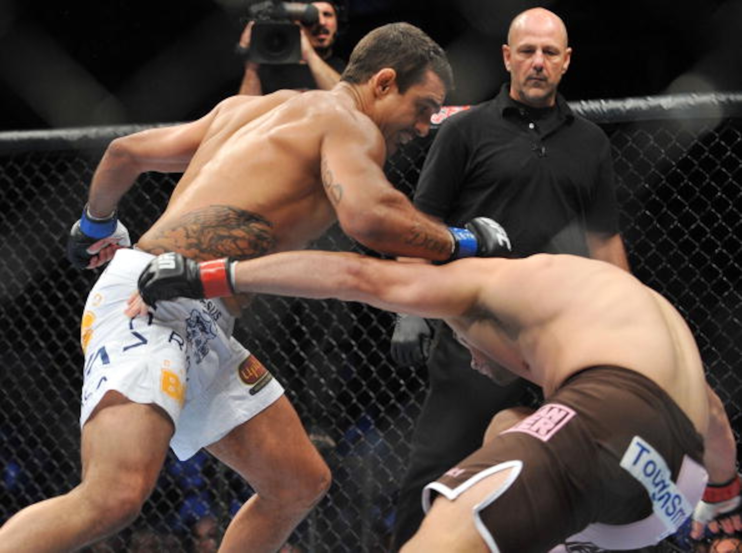 DALLAS - SEPTEMBER 19: UFC fighter Vitor Belfort (L) battles UFC fighter Rich Franklin (R) during their Catch weight bout at UFC 103: Franklin vs. Belfort at the American Airlines Center on September 19, 2009 in Dallas, Texas. (Photo by Jon Kopaloff/Ge DALLAS - SEPTEMBER 19: UFC fighter Vitor Belfort (L) battles UFC fighter Rich Franklin (R) during their Catch weight bout at UFC 103: Franklin vs. Belfort at the American Airlines Center on September 19, 2009 in Dallas, Texas. (Photo by Jon Kopaloff/Ge