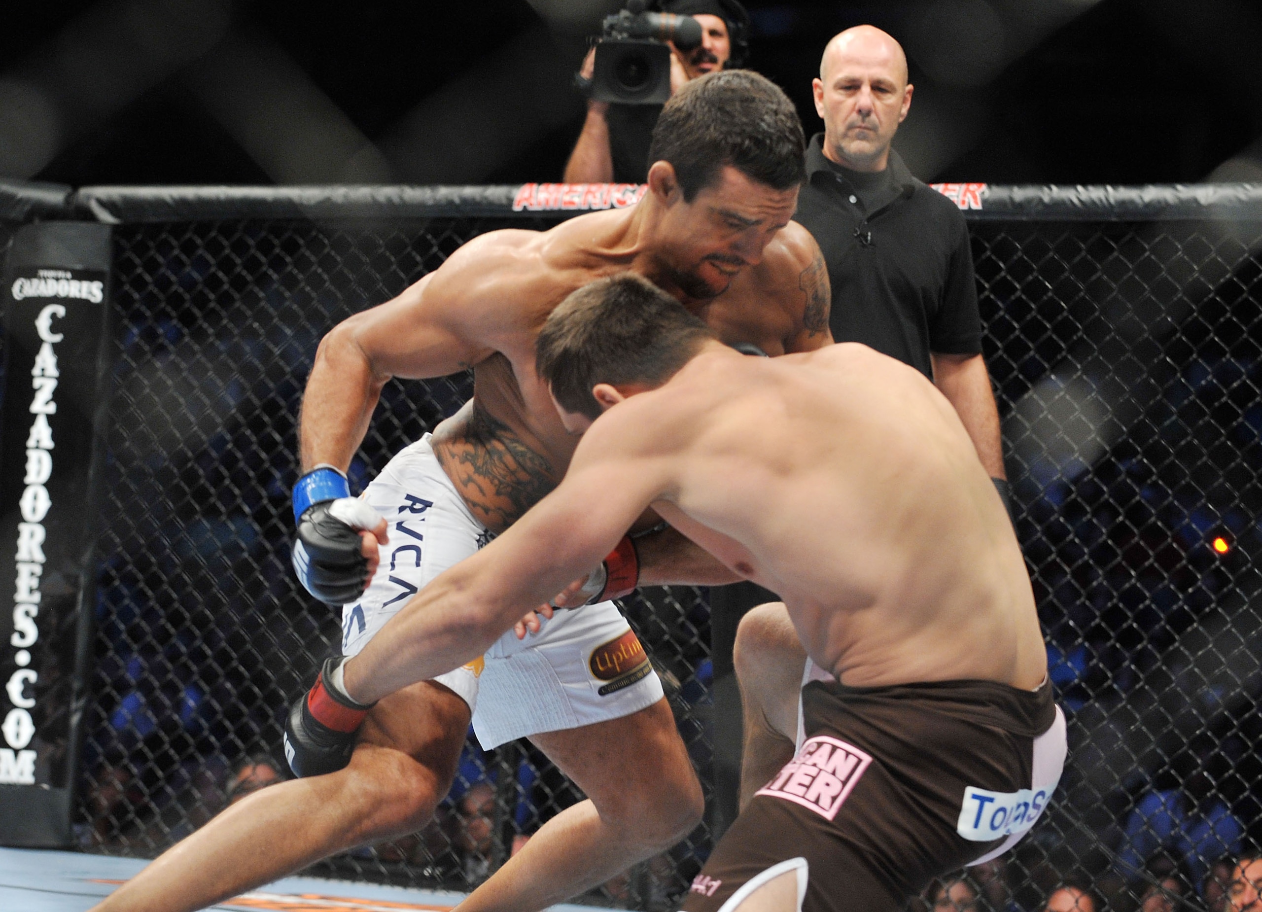 DALLAS - SEPTEMBER 19: UFC fighter Vitor Belfort (L) battles UFC fighter Rich Franklin (R) during their Catch weight bout at UFC 103: Franklin vs. Belfort at the American Airlines Center on September 19, 2009 in Dallas, Texas. (Photo by Jon Kopaloff/Ge DALLAS - SEPTEMBER 19: UFC fighter Vitor Belfort (L) battles UFC fighter Rich Franklin (R) during their Catch weight bout at UFC 103: Franklin vs. Belfort at the American Airlines Center on September 19, 2009 in Dallas, Texas. (Photo by Jon Kopaloff/Ge