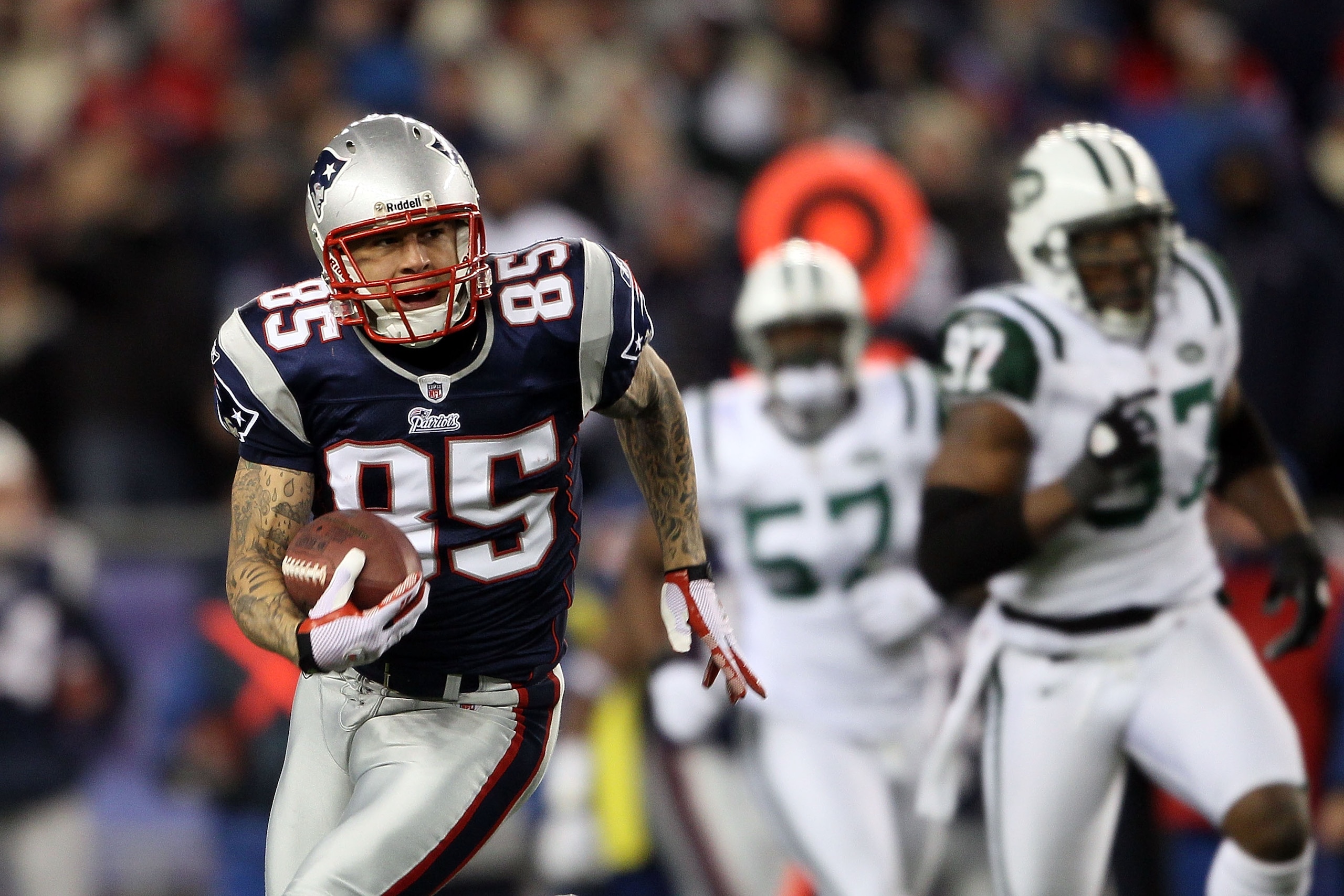 FOXBORO, MA - DECEMBER 06:  Tight end Aaron Hernandez #85 of the New England Patriots runs for yards after the catch against the New York Jets at Gillette Stadium on December 6, 2010 in Foxboro, Massachusetts. The Patriots won 45-3.  (Photo by Elsa/Getty