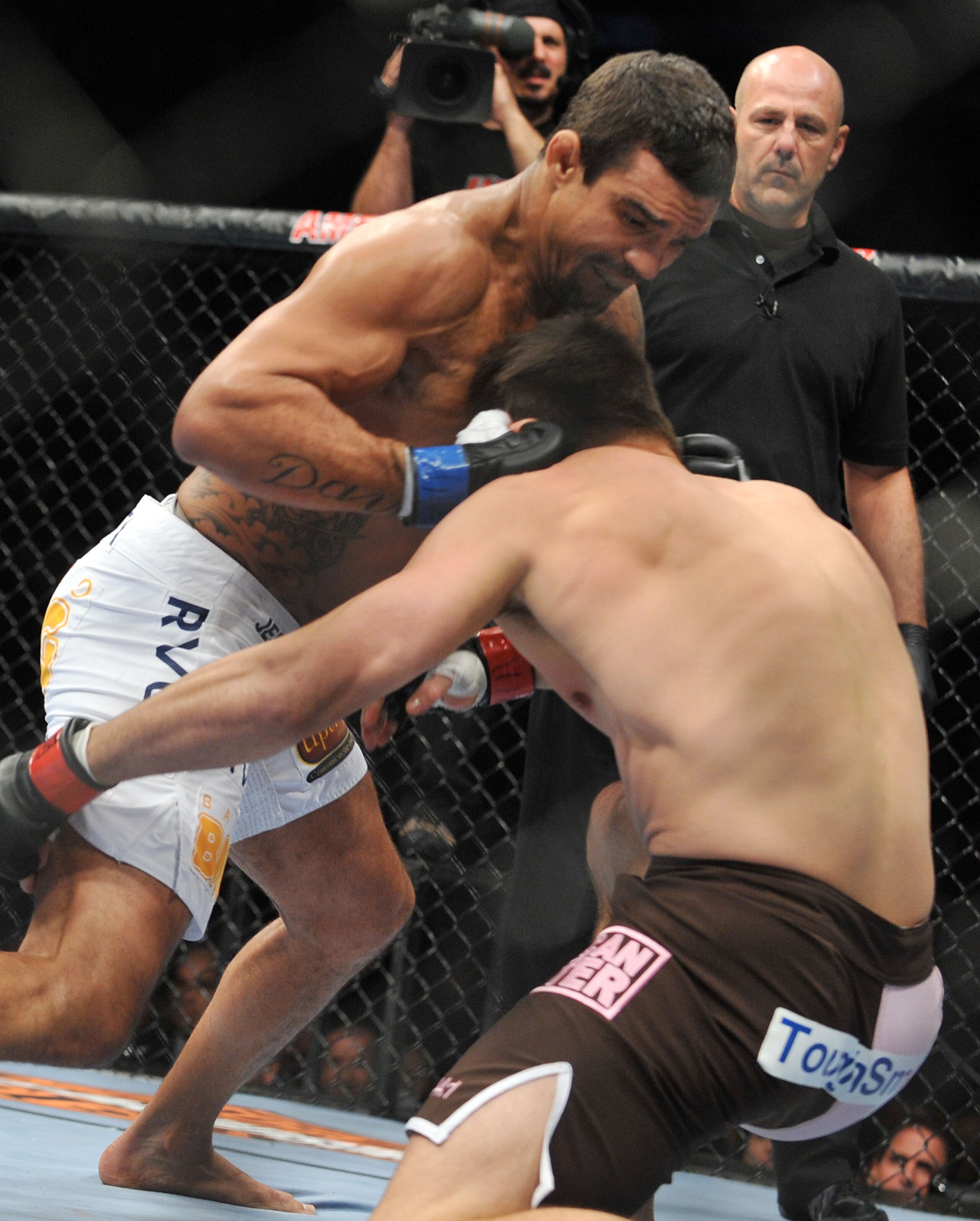 DALLAS - SEPTEMBER 19: UFC fighter Vitor Belfort (L) battles UFC fighter Rich Franklin (R) during their Catch weight bout at UFC 103: Franklin vs. Belfort at the American Airlines Center on September 19, 2009 in Dallas, Texas. (Photo by Jon Kopaloff/Ge DALLAS - SEPTEMBER 19: UFC fighter Vitor Belfort (L) battles UFC fighter Rich Franklin (R) during their Catch weight bout at UFC 103: Franklin vs. Belfort at the American Airlines Center on September 19, 2009 in Dallas, Texas. (Photo by Jon Kopaloff/Ge