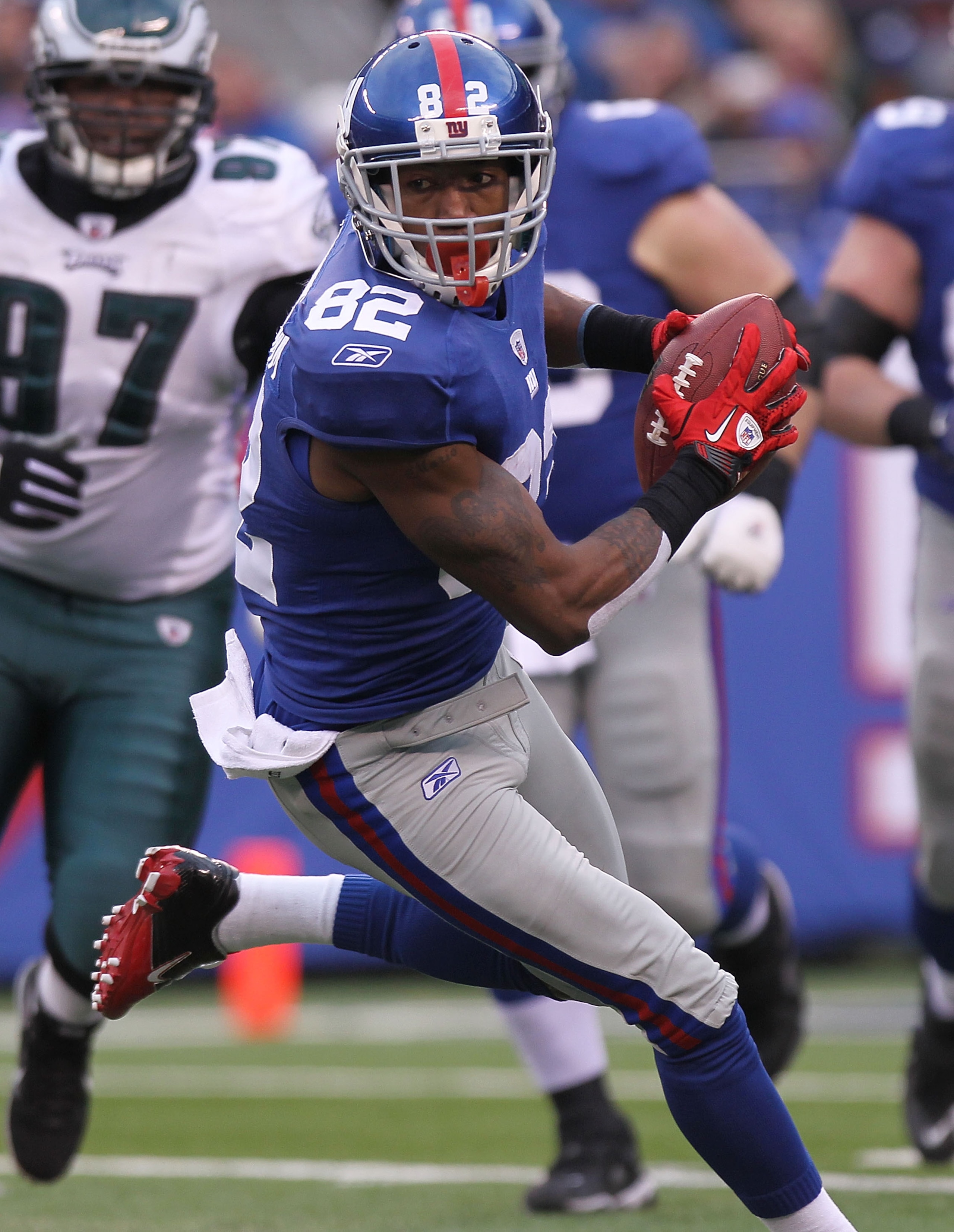 EAST RUTHERFORD, NJ - DECEMBER 19:  Mario Manningham #82 of the New York Giants  against the Philadelphia Eagles at New Meadowlands Stadium on December 19, 2010 in East Rutherford, New Jersey.  (Photo by Nick Laham/Getty Images)